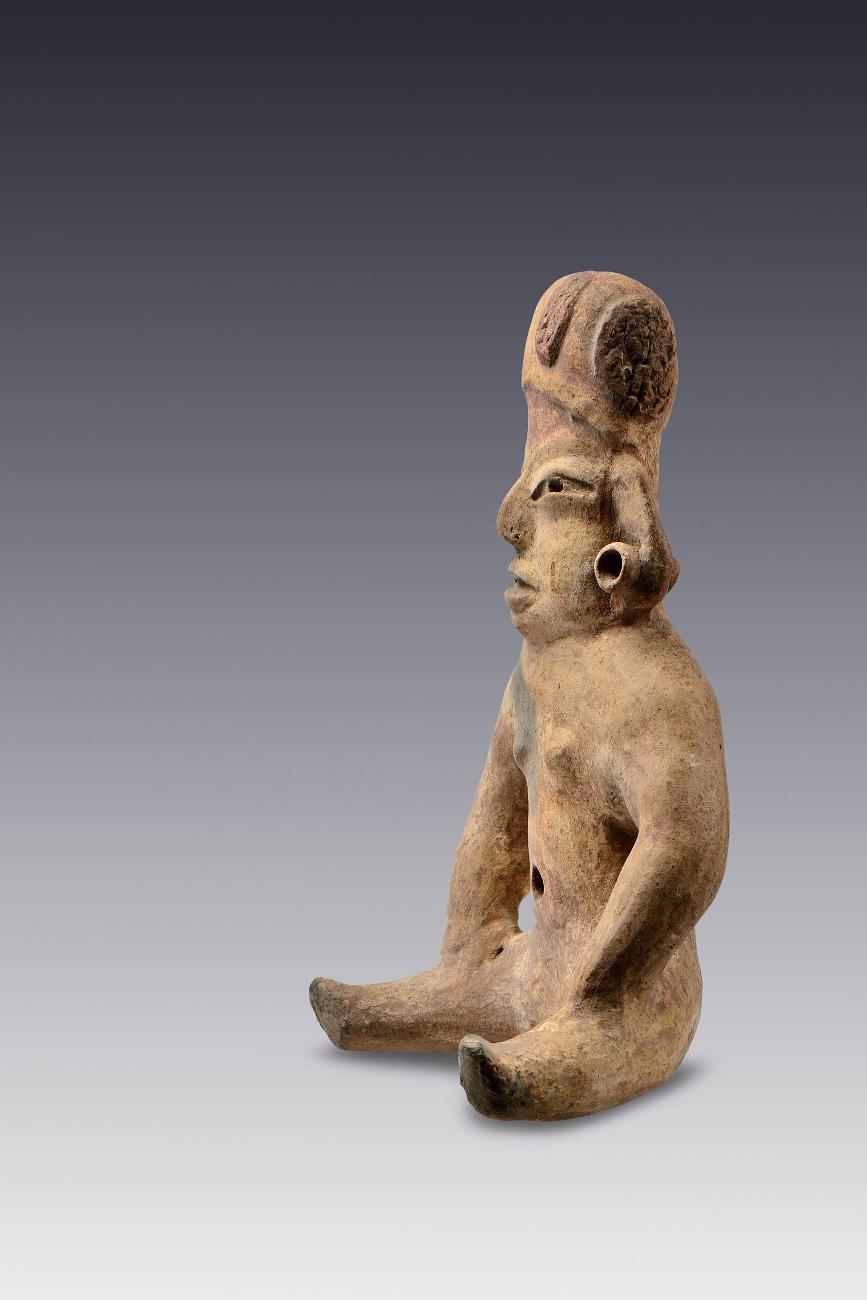 Figurilla femenina sedente con orejeras y tocado | El tiempo en las cosas. Salas de Arte Contemporáneo | Museo Amparo, Puebla