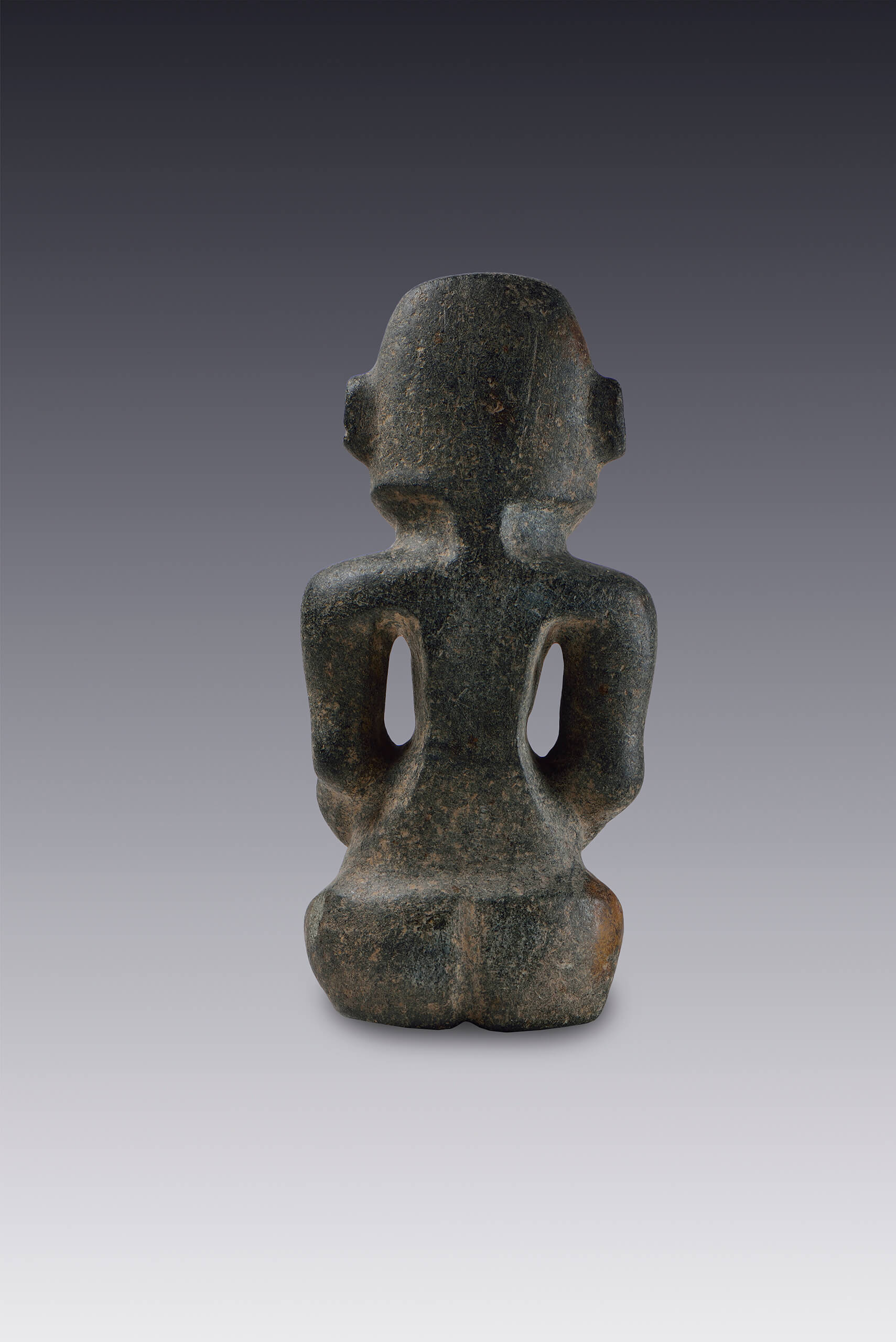 Hombre sentado con las piernas cruzadas | El México antiguo. Salas de Arte Prehispánico | Museo Amparo, Puebla