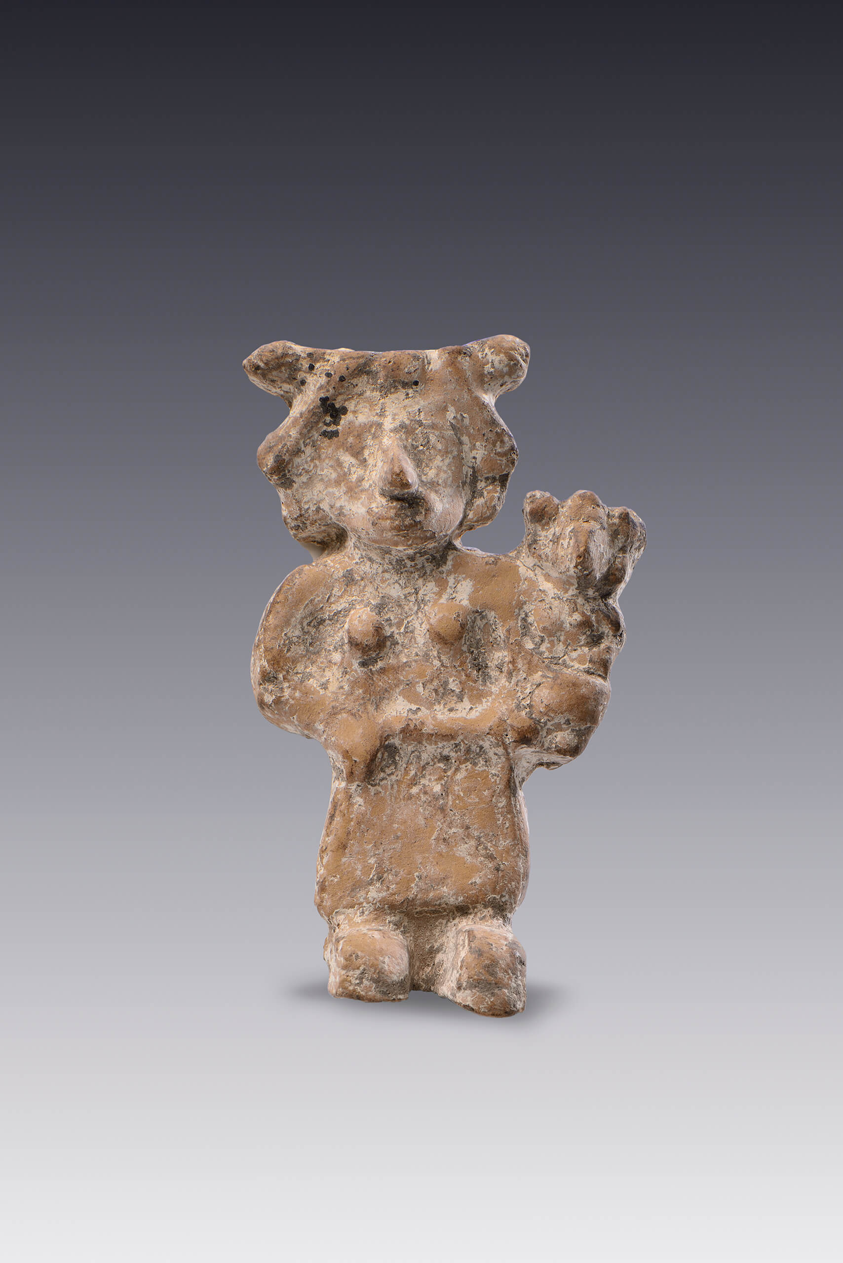Figurilla tipo “galleta” de mujer con niña en brazos | El México antiguo. Salas de Arte Prehispánico | Museo Amparo, Puebla