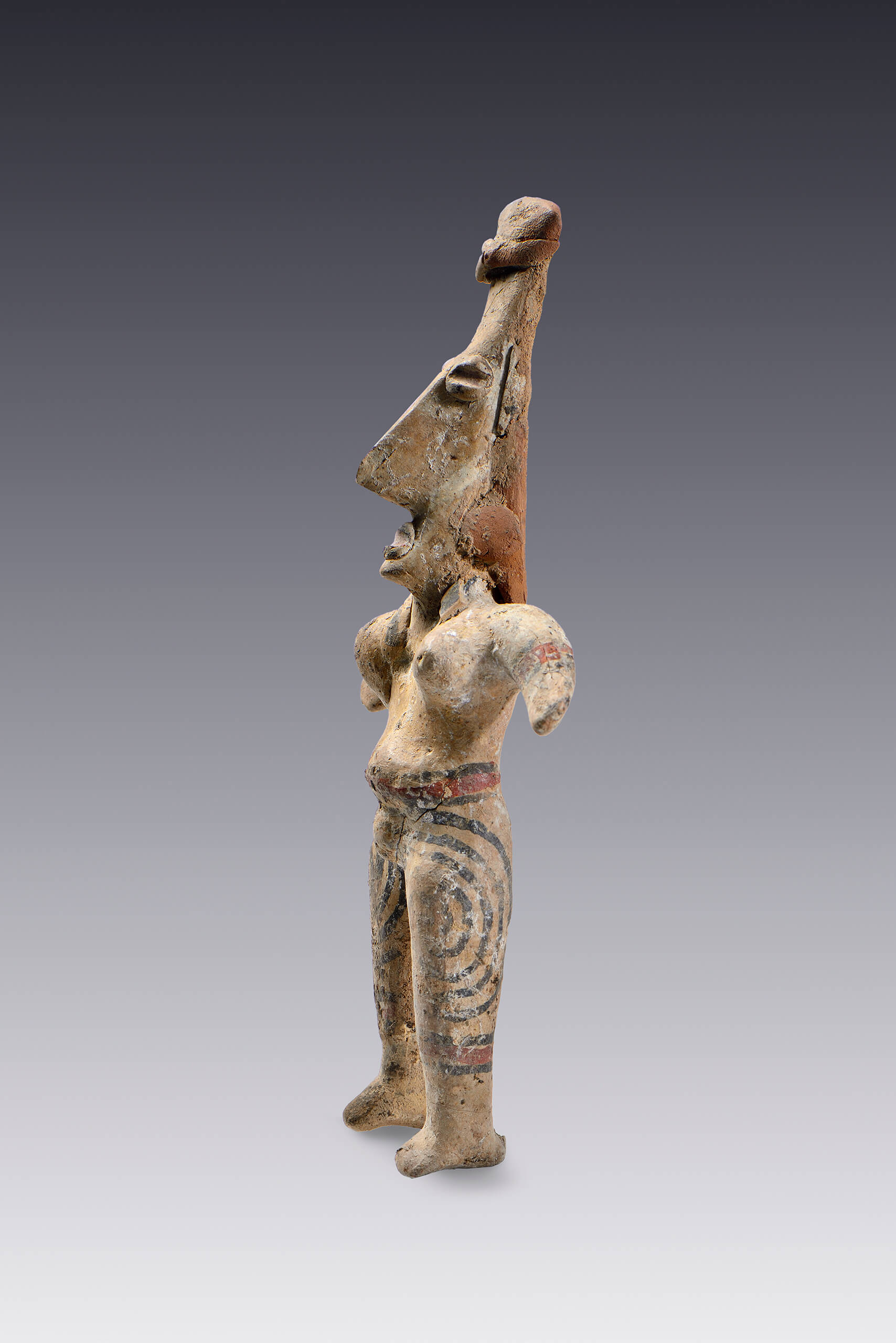 Figurilla femenina “copete ancho” con pintura negra y roja | El México antiguo. Salas de Arte Prehispánico | Museo Amparo, Puebla