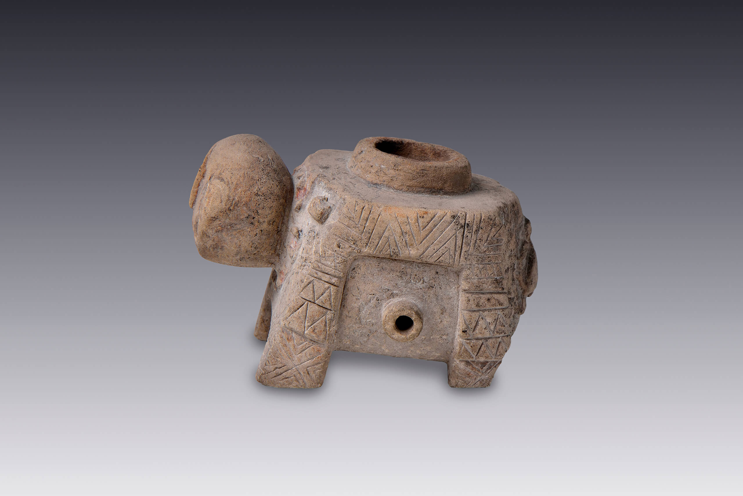 Figura antropomorfa, posible componente de una pipa o sahumador | El México antiguo. Salas de Arte Prehispánico | Museo Amparo, Puebla