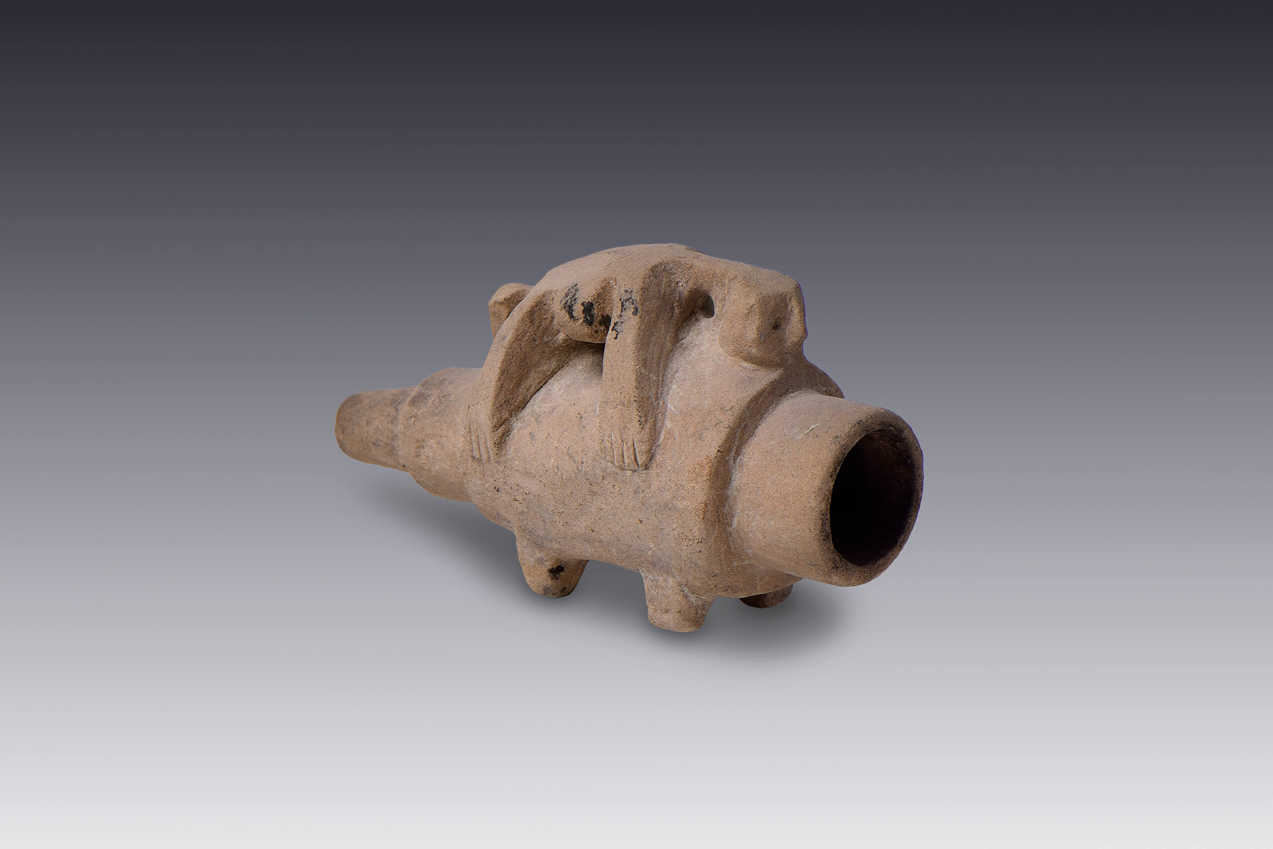 Figura antropozoomorfa, posible componente de una pipa o sahumador | El México antiguo. Salas de Arte Prehispánico | Museo Amparo, Puebla