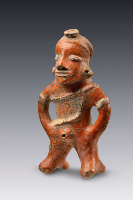 Figurillas de hombres desnudos con sexo marcado y banda frontal en el pecho