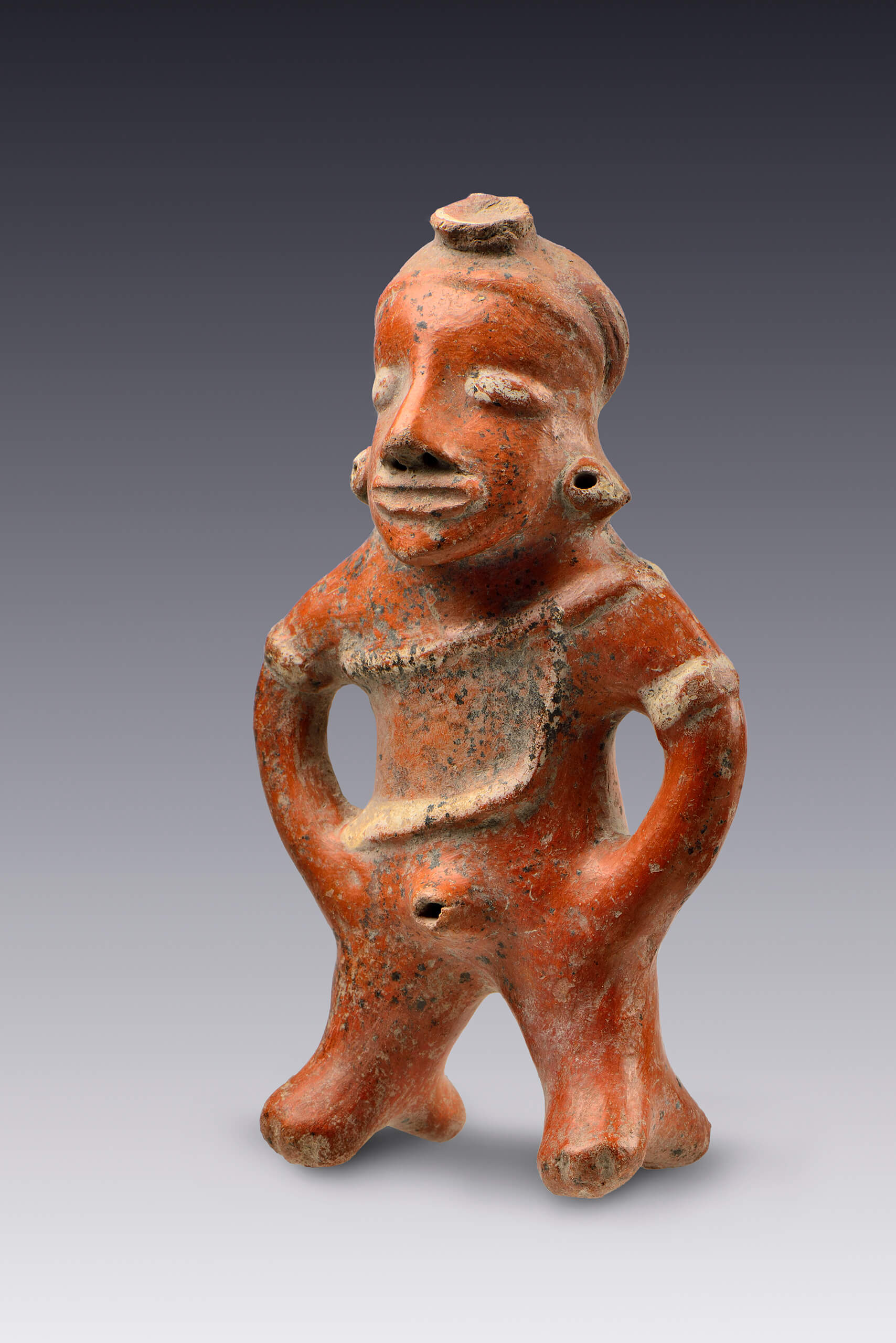 Figurillas de hombres desnudos con sexo marcado y banda frontal en el pecho | El M&eacute;xico antiguo. Salas de Arte Prehisp&aacute;nico | Museo Amparo, Puebla