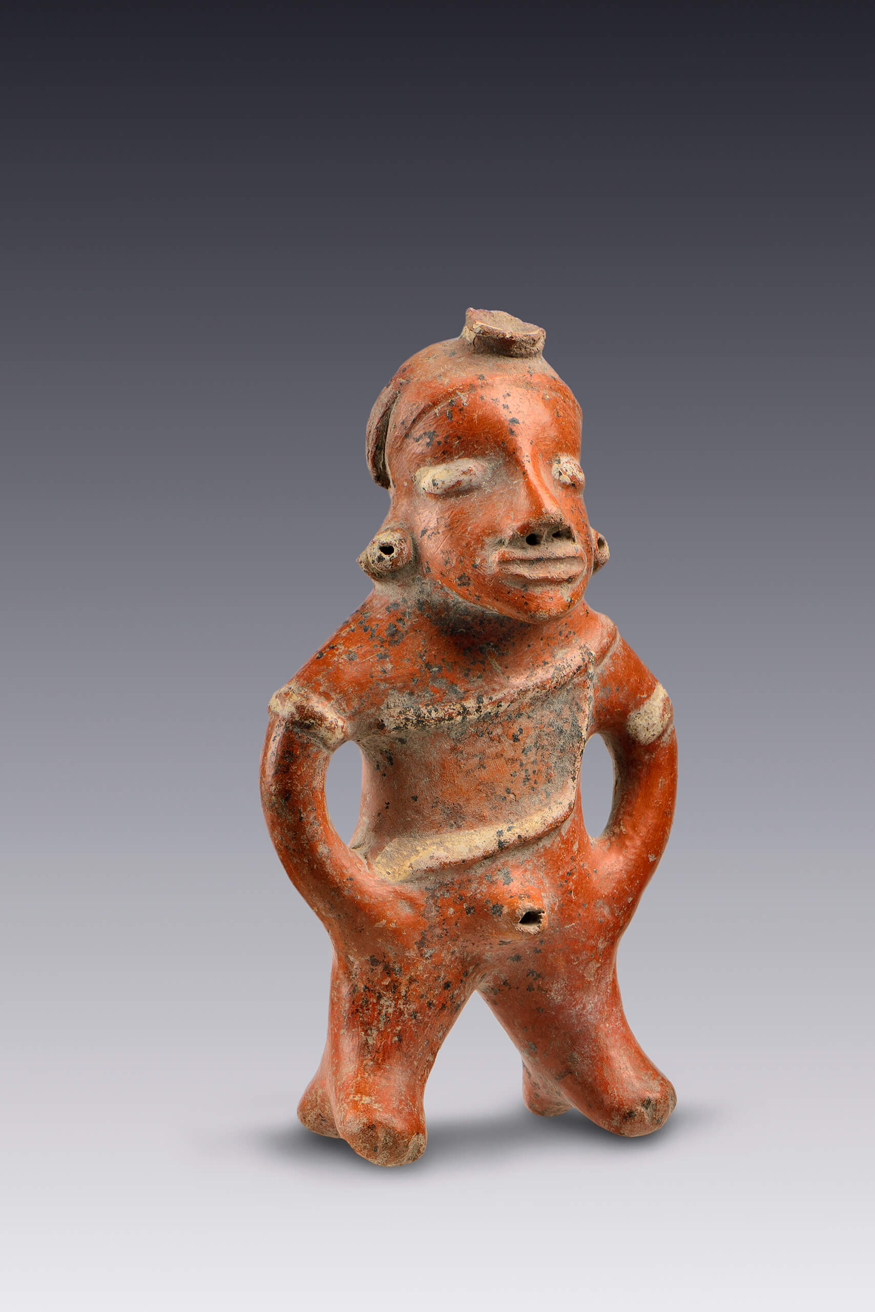 Figurillas de hombres desnudos con sexo marcado y banda frontal en el pecho | El M&eacute;xico antiguo. Salas de Arte Prehisp&aacute;nico | Museo Amparo, Puebla