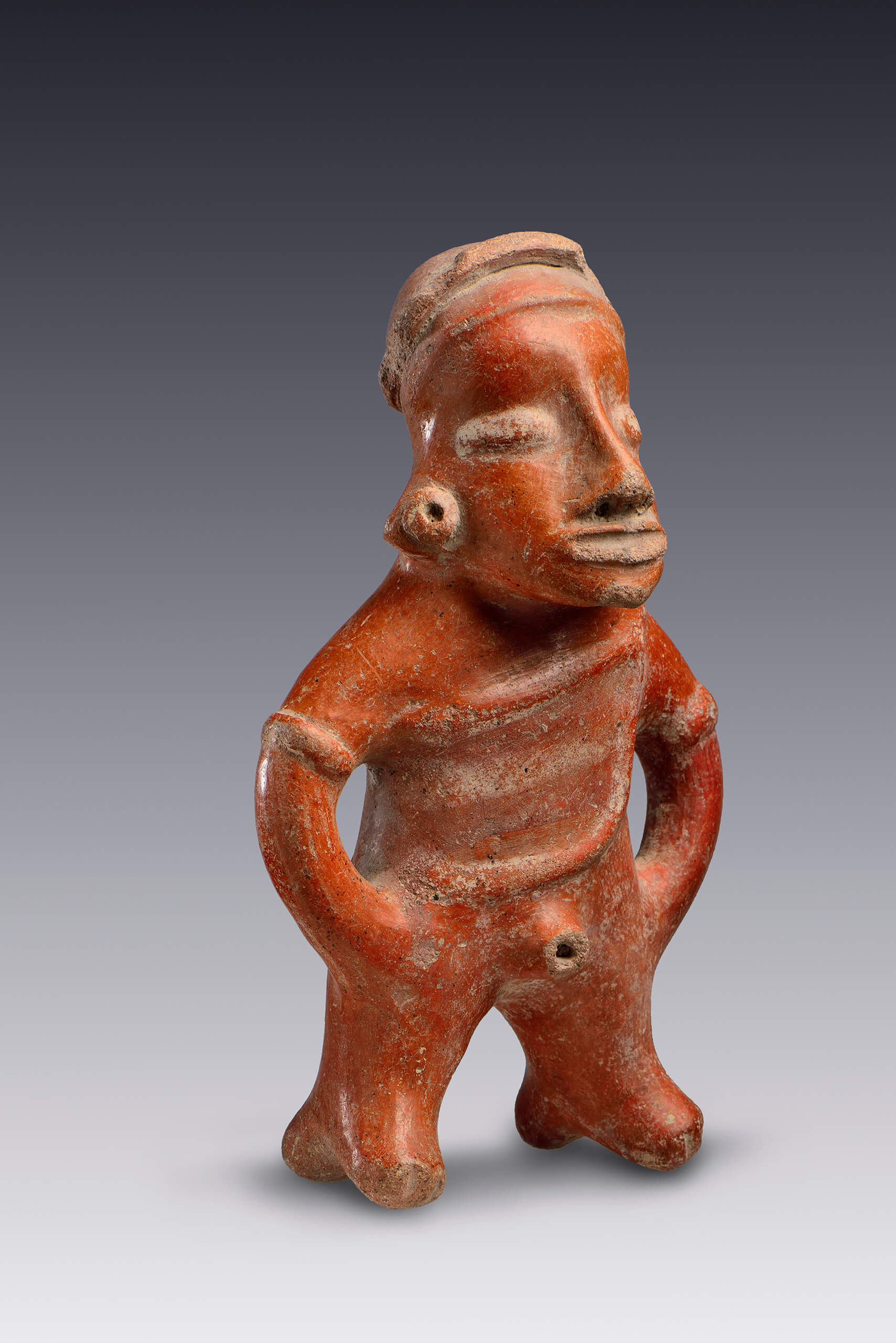 Figurillas de hombres desnudos con sexo marcado y banda frontal en el pecho | El M&eacute;xico antiguo. Salas de Arte Prehisp&aacute;nico | Museo Amparo, Puebla