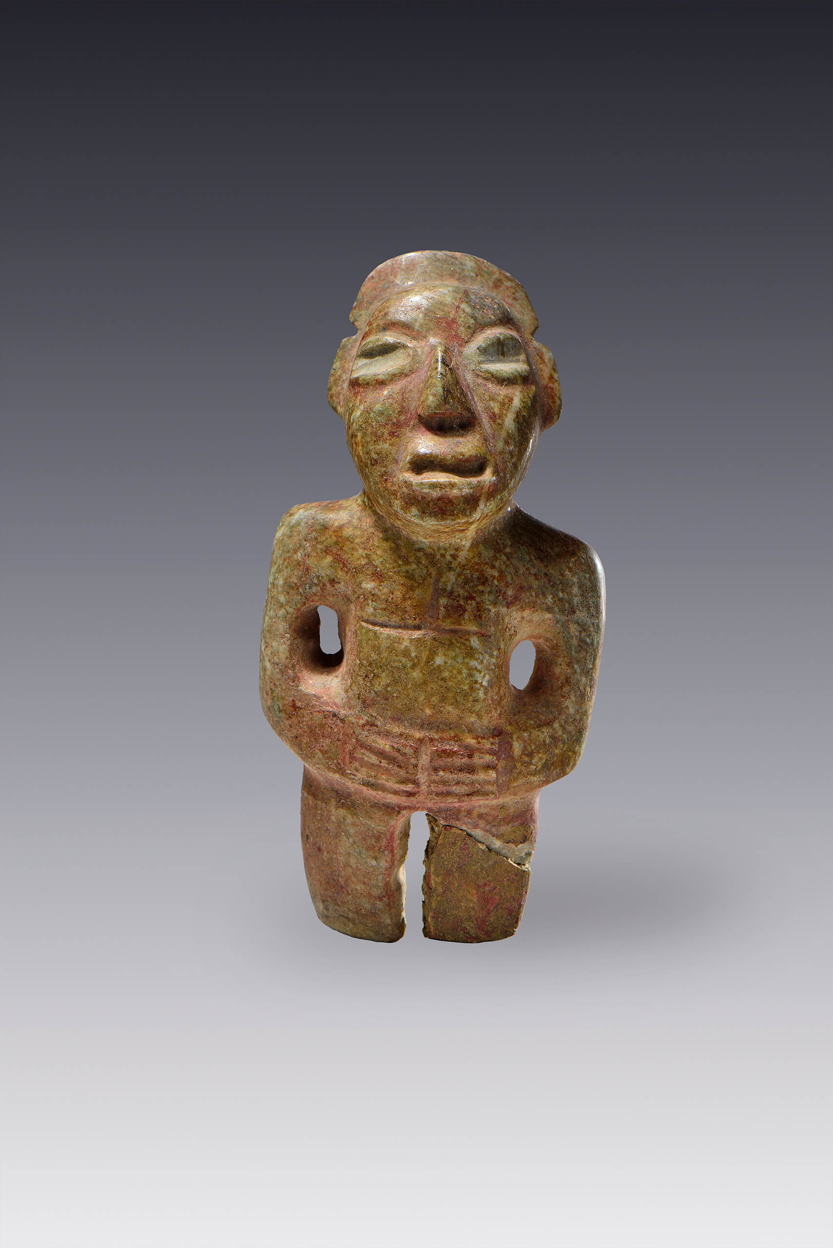 Hombre con rostro expresivo que se lleva las manos a la cintura | El México antiguo. Salas de Arte Prehispánico | Museo Amparo, Puebla