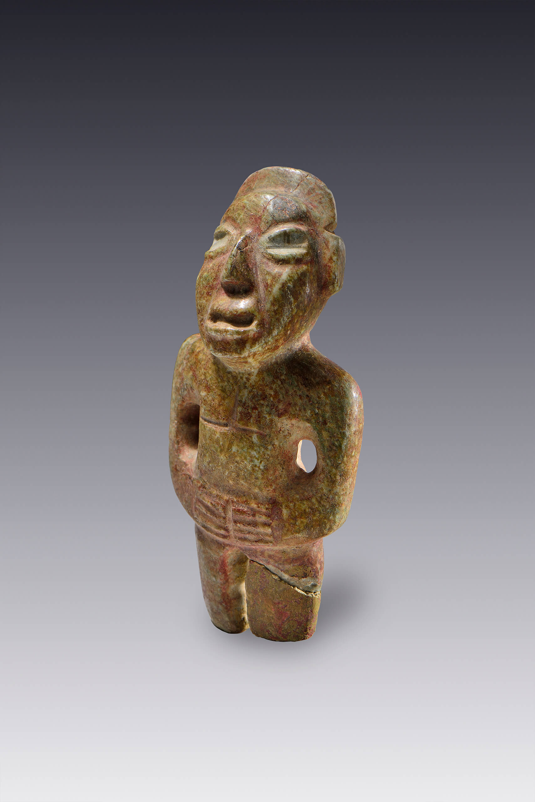 Hombre con rostro expresivo que se lleva las manos a la cintura | El México antiguo. Salas de Arte Prehispánico | Museo Amparo, Puebla