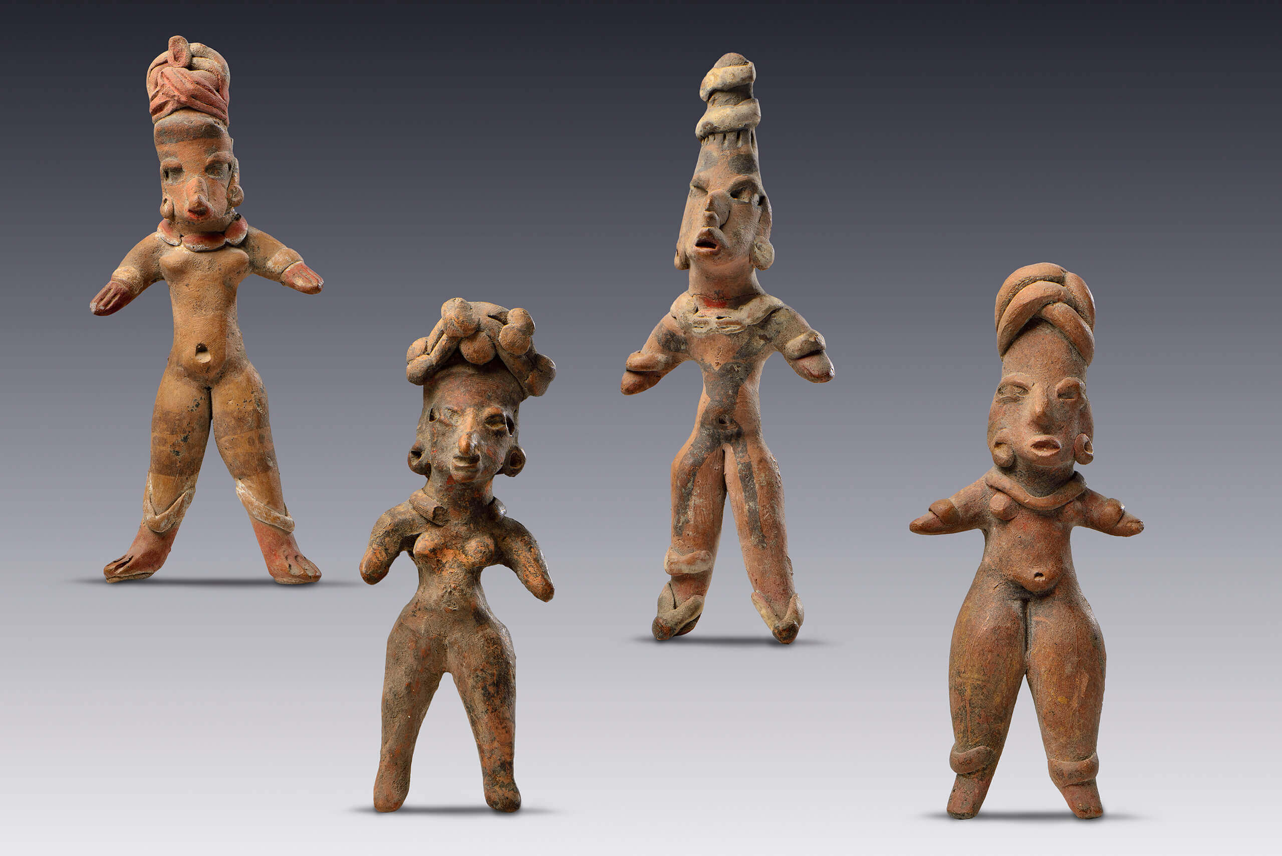 Figurillas femeninas con pintura corporal  | El México antiguo. Salas de Arte Prehispánico | Museo Amparo, Puebla