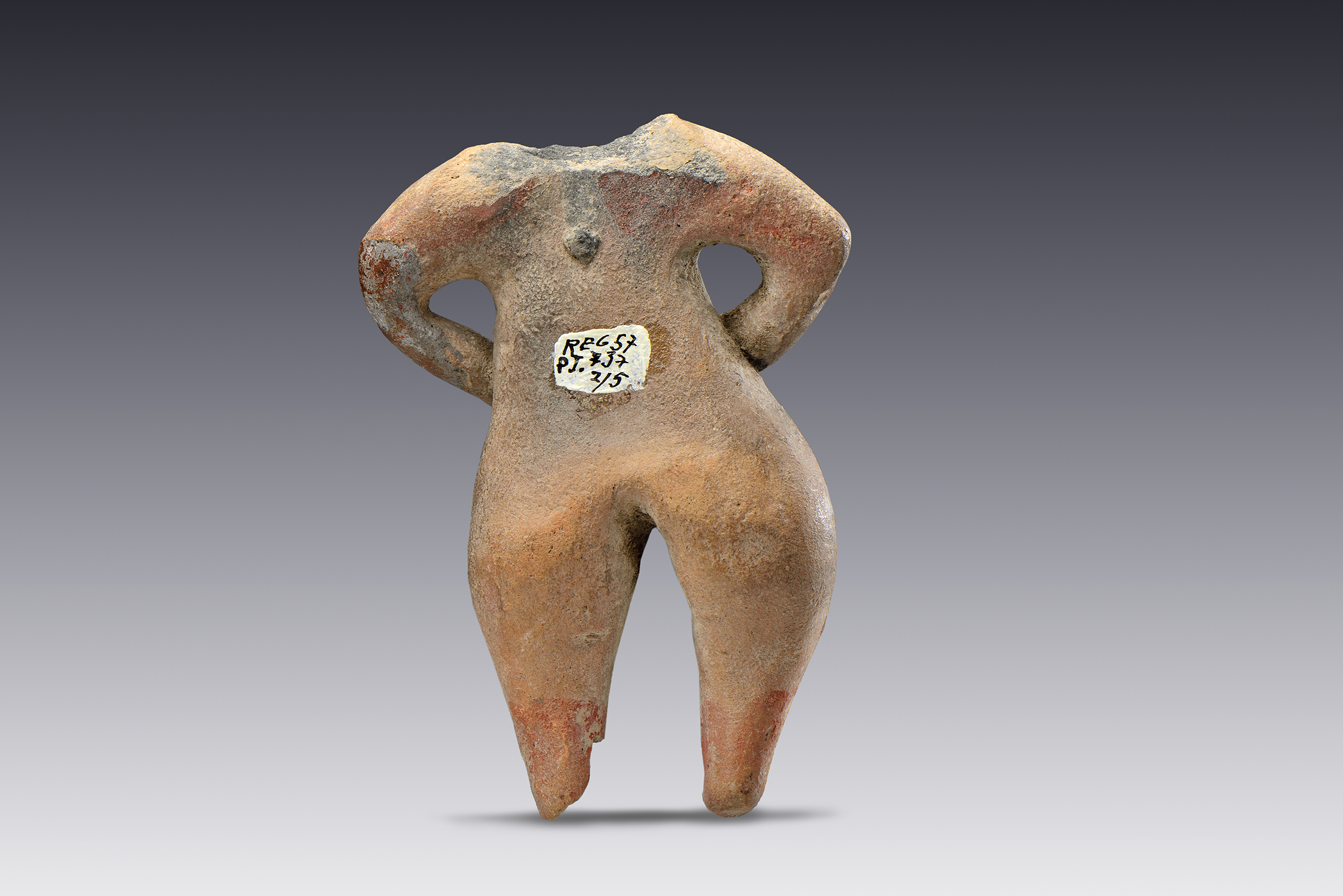 Cuerpos de figurillas femeninas | El tiempo en las cosas II. Salas de Arte Contemporáneo | Museo Amparo, Puebla