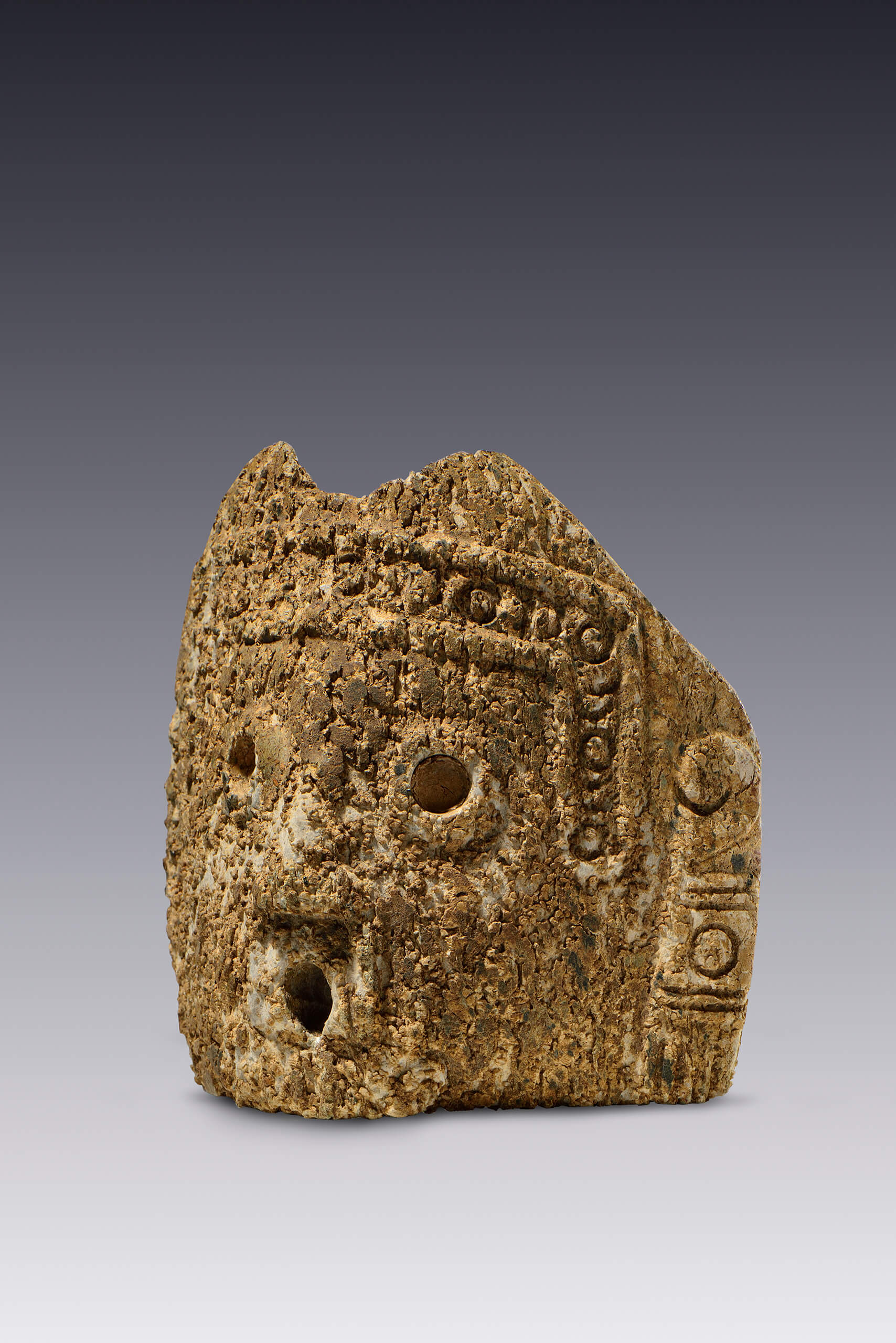 Pectoral con rostro de Dzahui | El México antiguo. Salas de Arte Prehispánico | Museo Amparo, Puebla