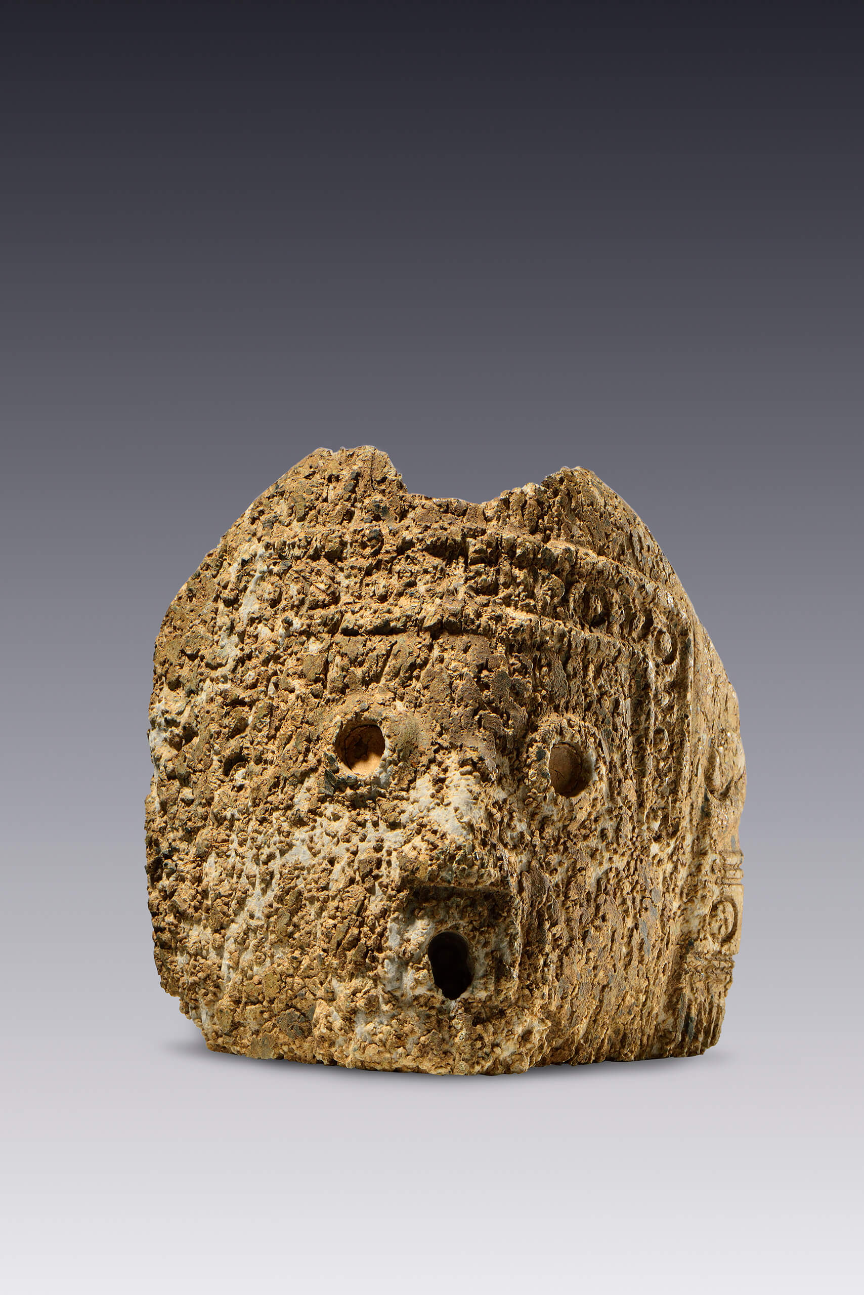 Pectoral con rostro de Dzahui | El México antiguo. Salas de Arte Prehispánico | Museo Amparo, Puebla