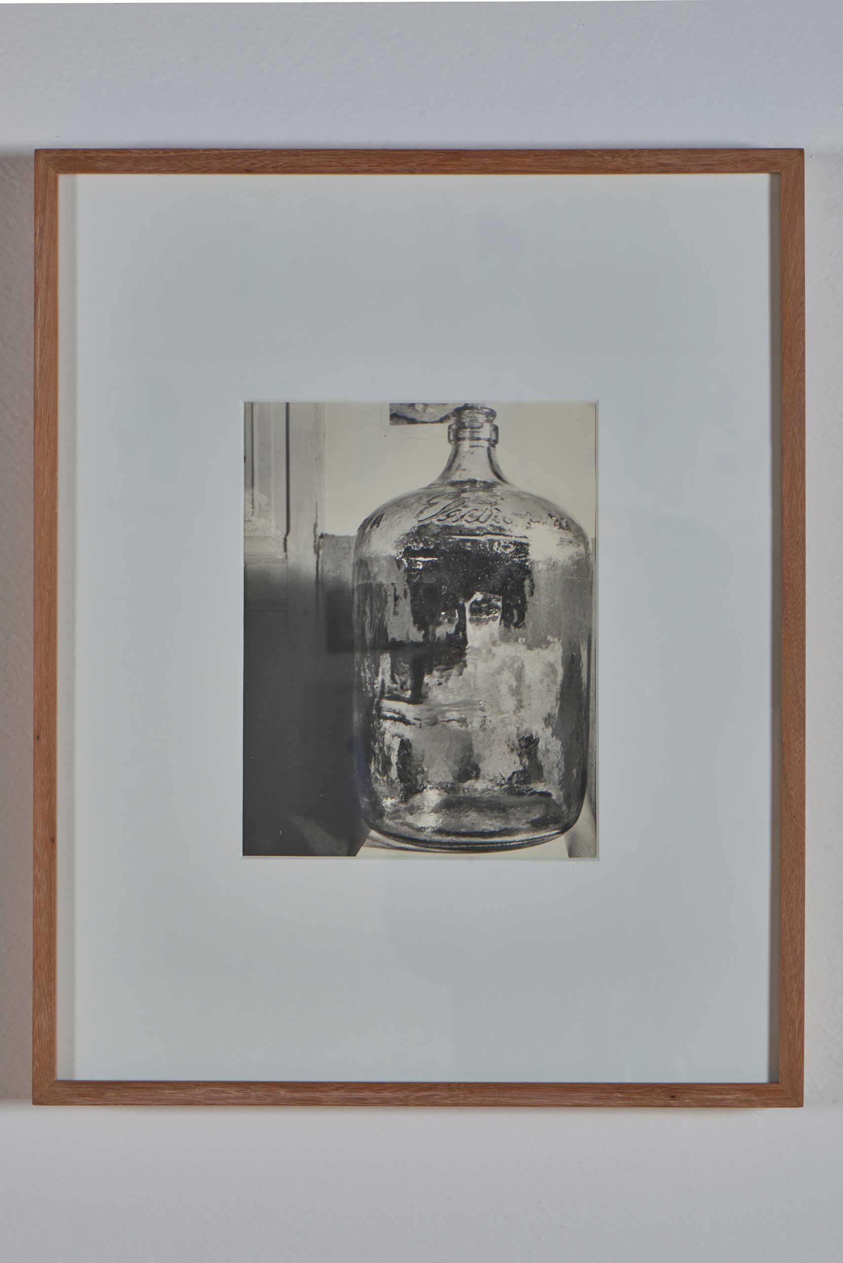 El botellón (Mujer con botella I, II y III) (De la serie Paraísos artificiales) | El tiempo en las cosas II. Salas de Arte Contemporáneo | Museo Amparo, Puebla