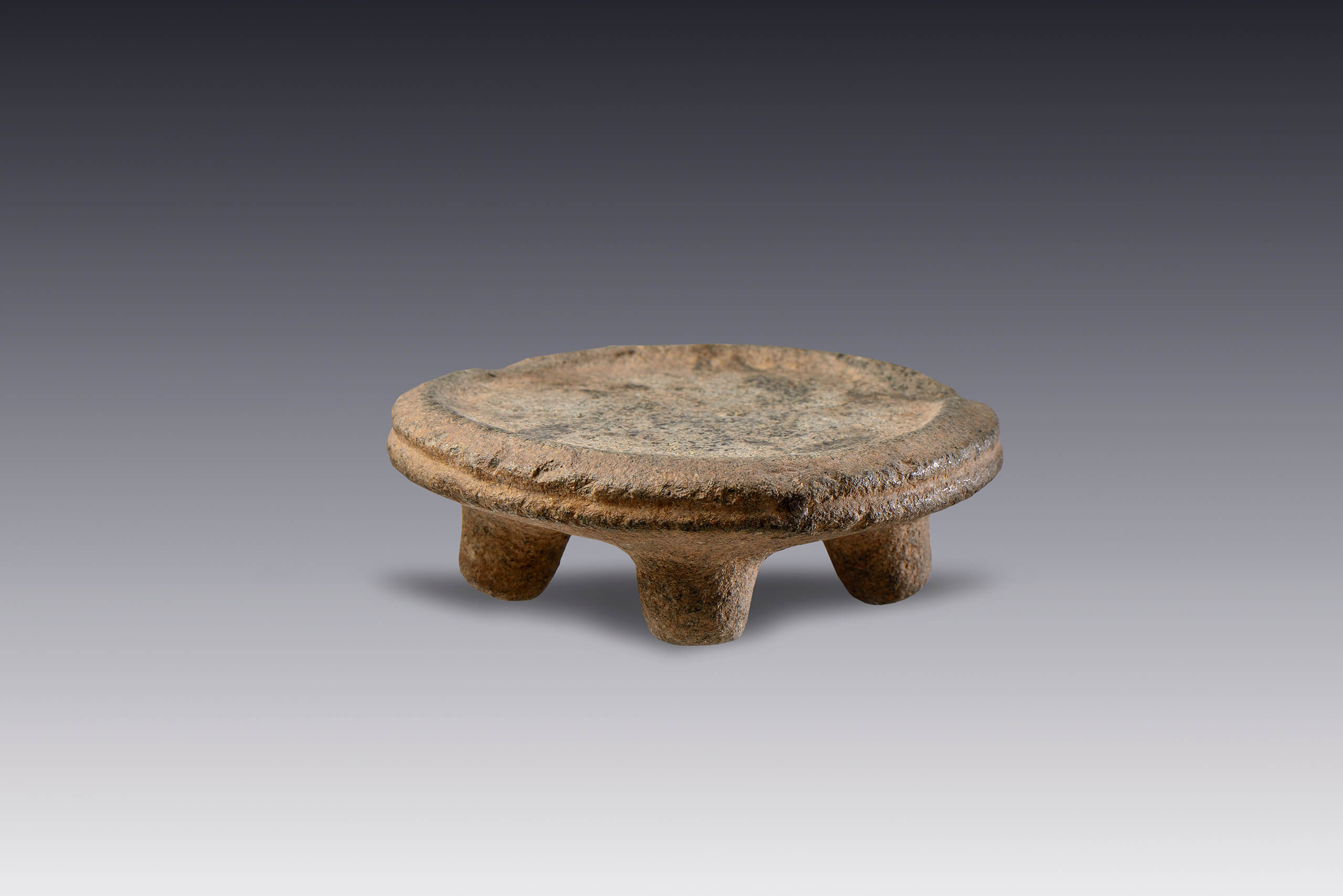 Metate circular | El M&eacute;xico antiguo. Salas de Arte Prehisp&aacute;nico | Museo Amparo, Puebla