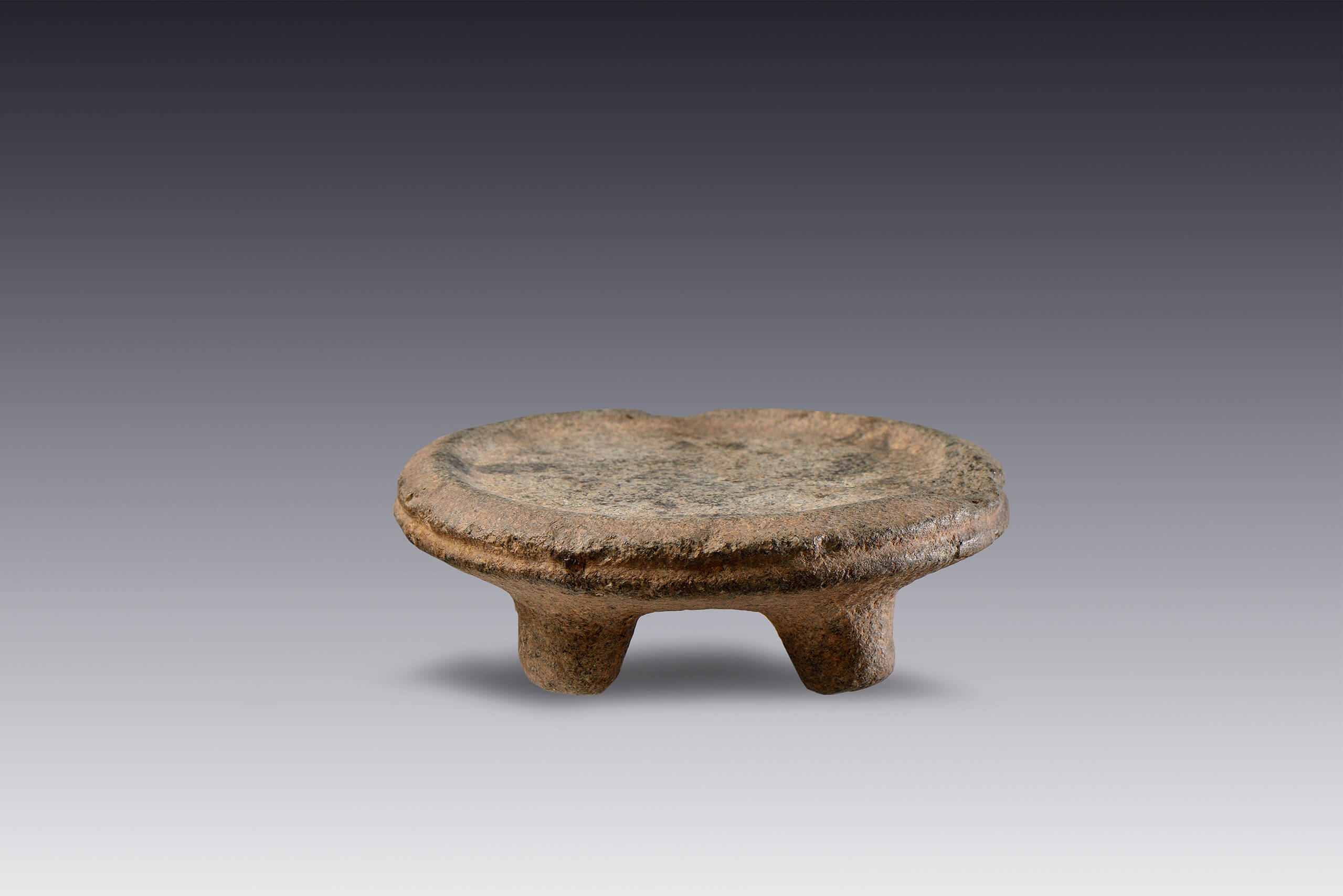 Metate circular | El M&eacute;xico antiguo. Salas de Arte Prehisp&aacute;nico | Museo Amparo, Puebla