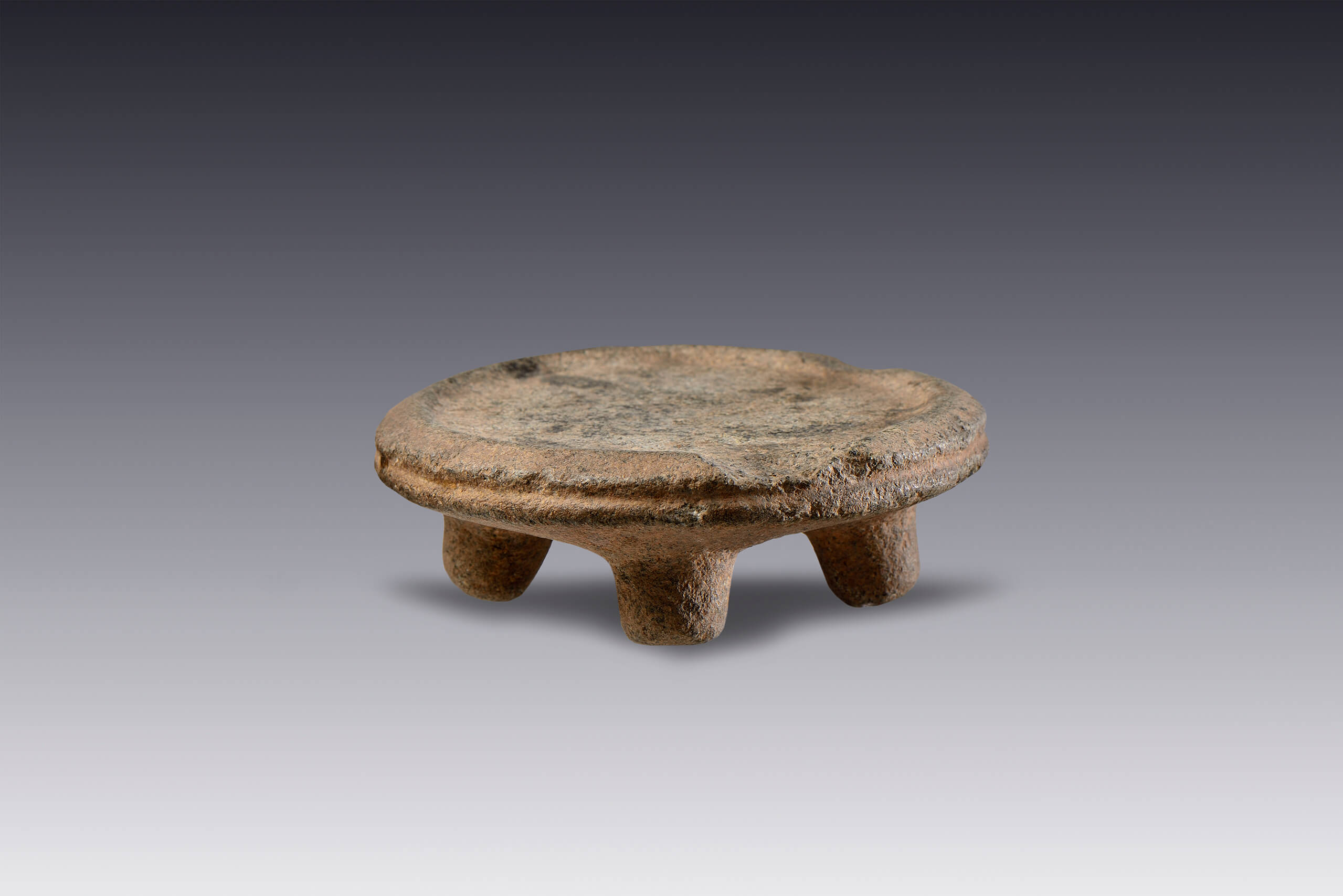Metate circular | El M&eacute;xico antiguo. Salas de Arte Prehisp&aacute;nico | Museo Amparo, Puebla