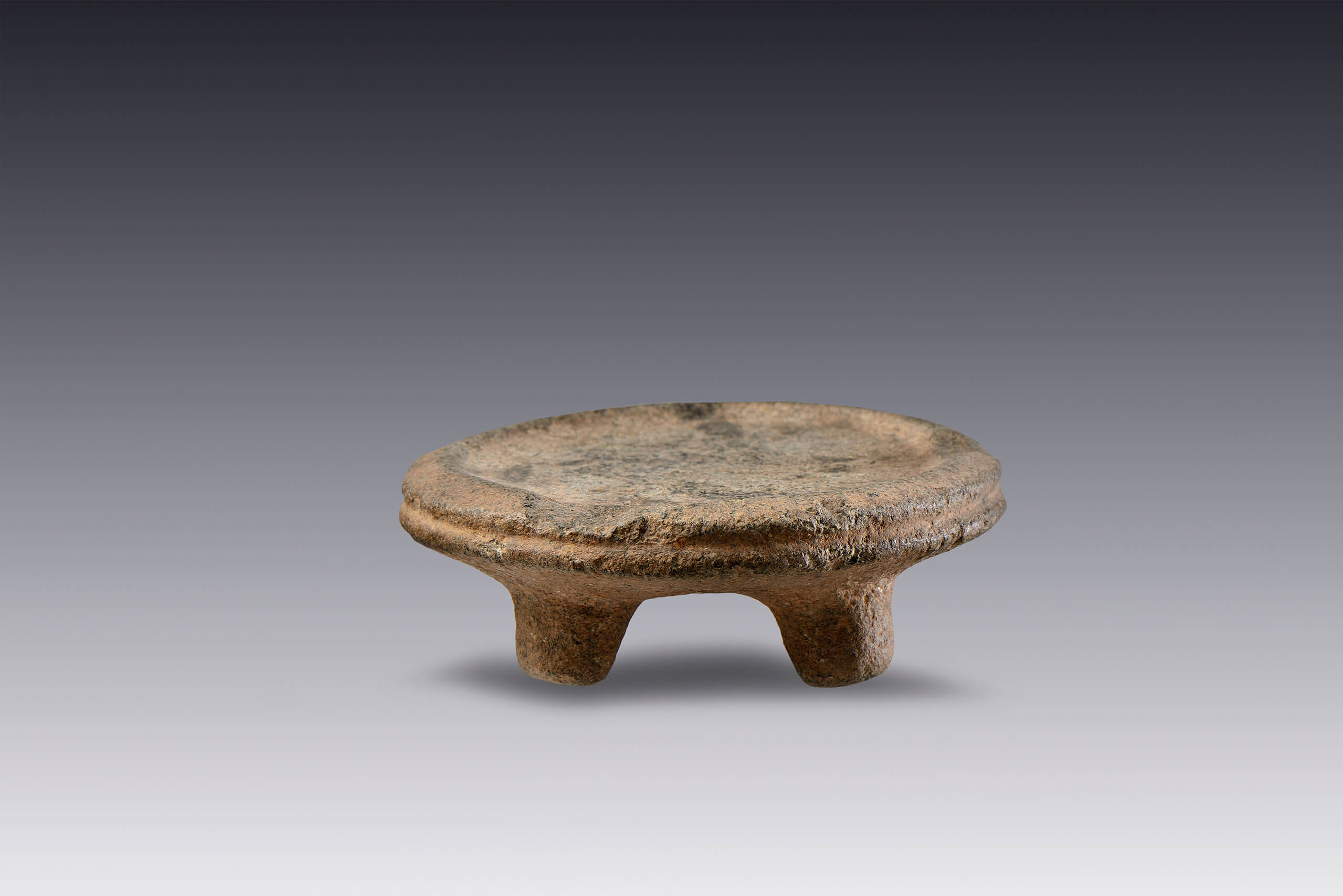 Metate circular | El M&eacute;xico antiguo. Salas de Arte Prehisp&aacute;nico | Museo Amparo, Puebla