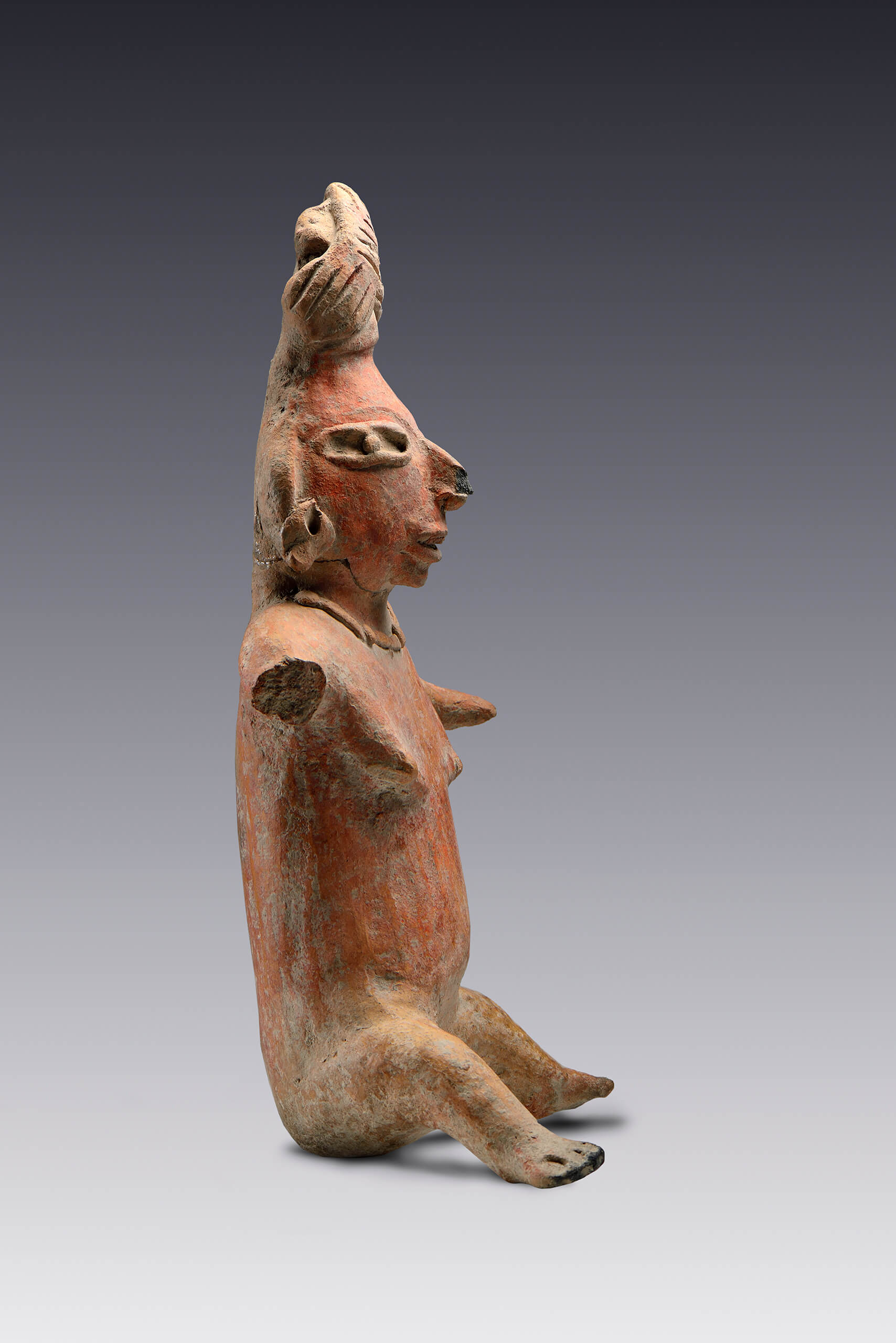Figurilla femenina sedente con tocado  | El M&eacute;xico antiguo. Salas de Arte Prehisp&aacute;nico | Museo Amparo, Puebla