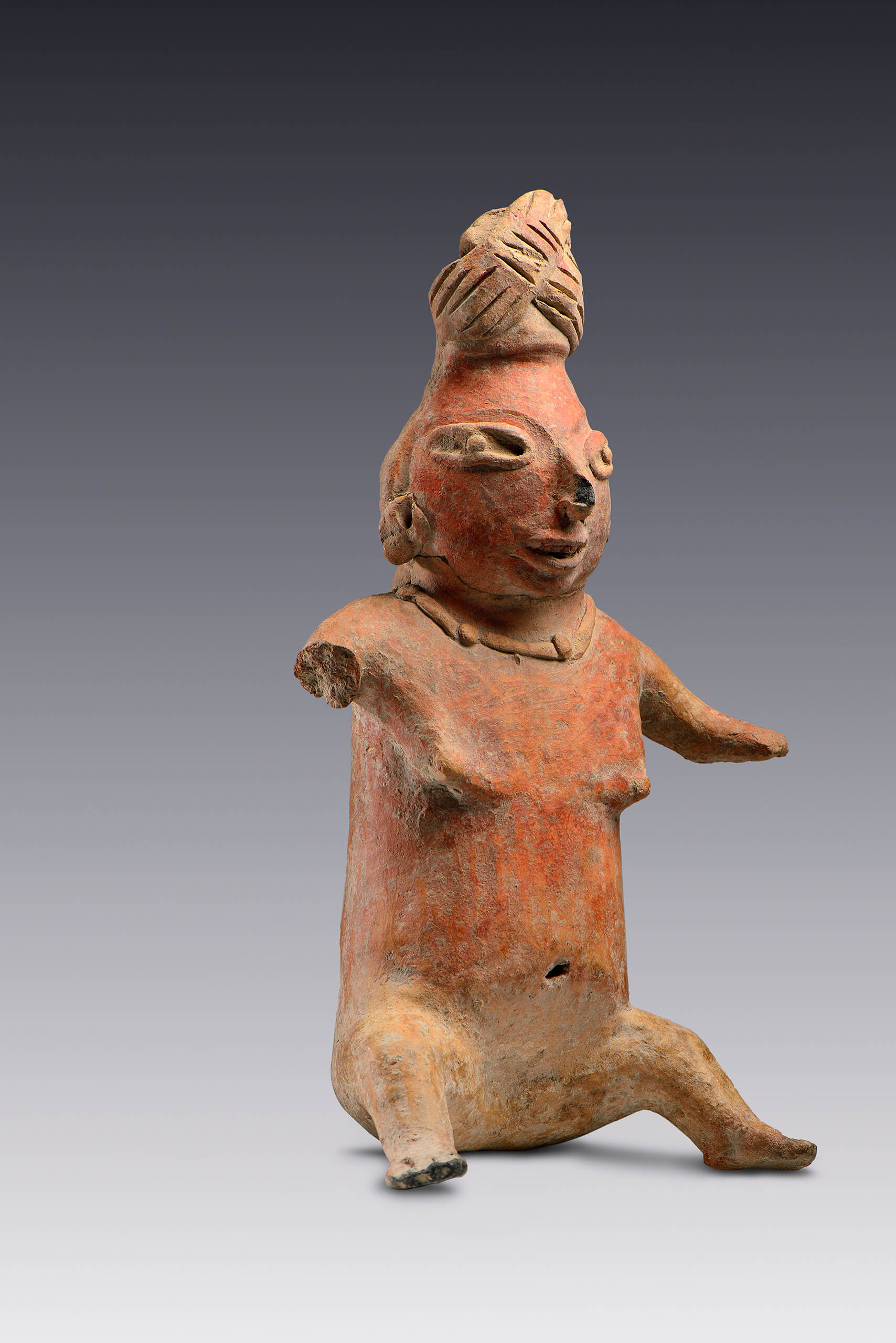 Figurilla femenina sedente con tocado  | El M&eacute;xico antiguo. Salas de Arte Prehisp&aacute;nico | Museo Amparo, Puebla