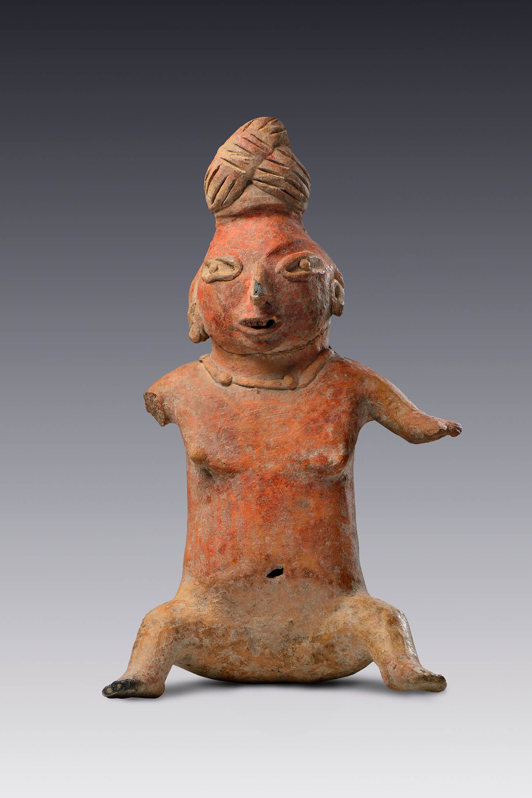 Figurilla femenina sedente con tocado  | El M&eacute;xico antiguo. Salas de Arte Prehisp&aacute;nico | Museo Amparo, Puebla