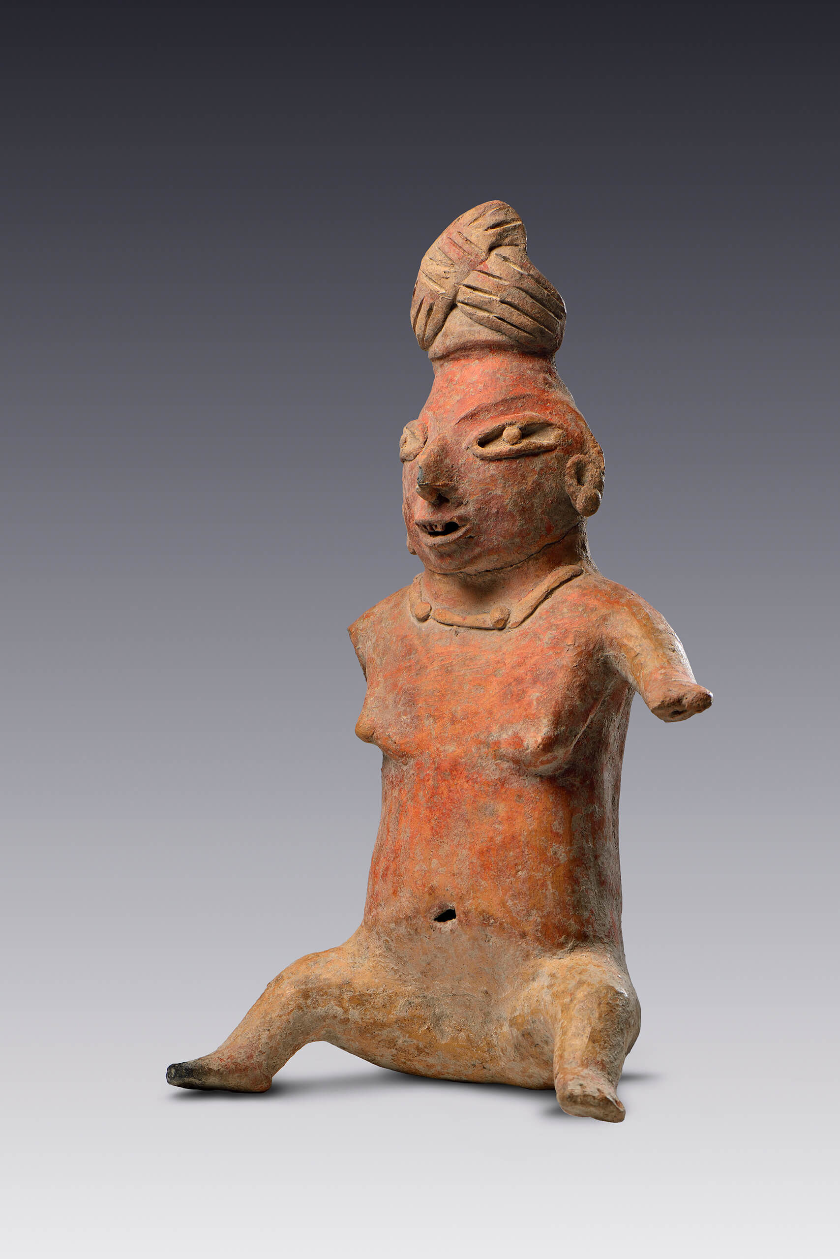 Figurilla femenina sedente con tocado  | El M&eacute;xico antiguo. Salas de Arte Prehisp&aacute;nico | Museo Amparo, Puebla