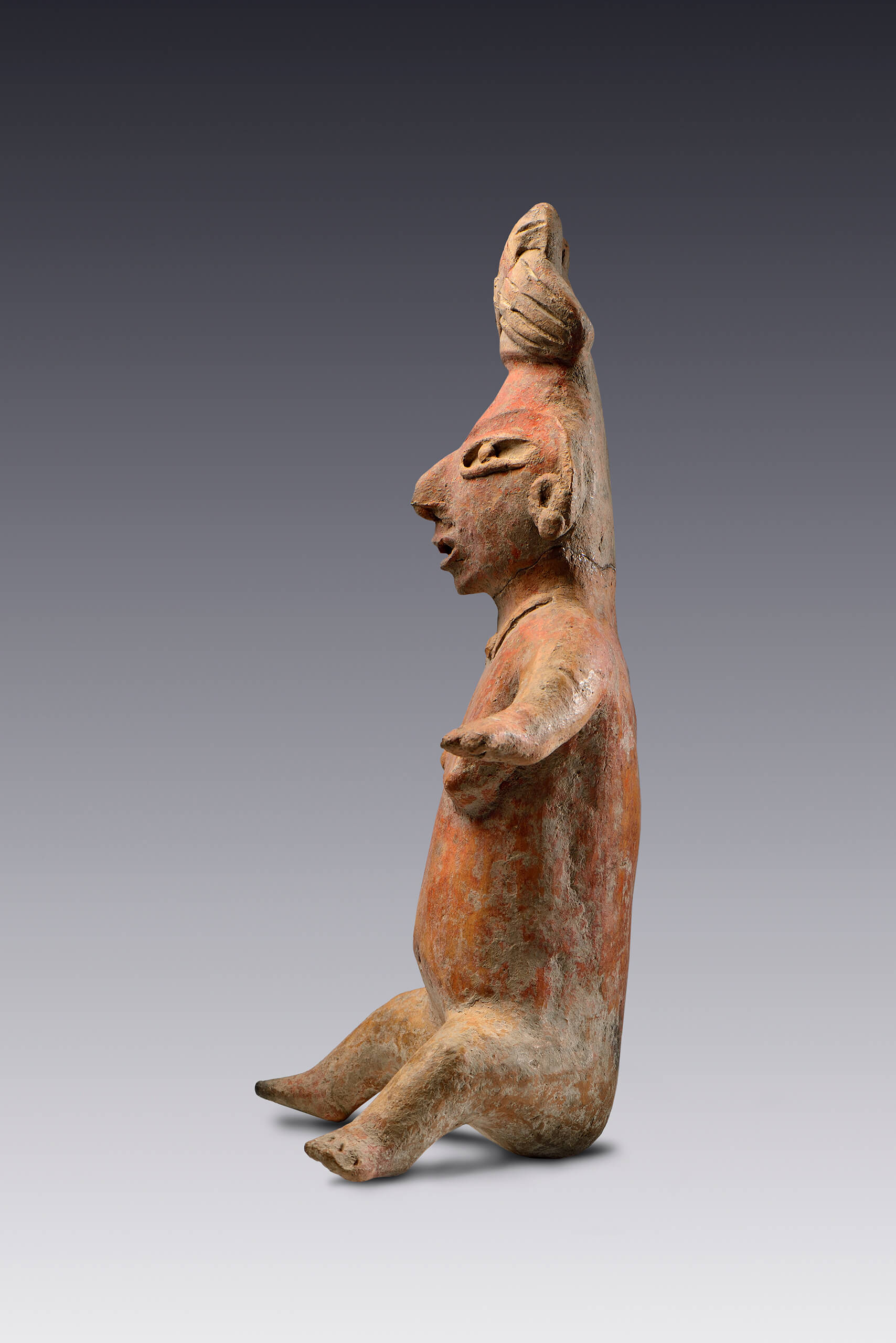 Figurilla femenina sedente con tocado  | El M&eacute;xico antiguo. Salas de Arte Prehisp&aacute;nico | Museo Amparo, Puebla