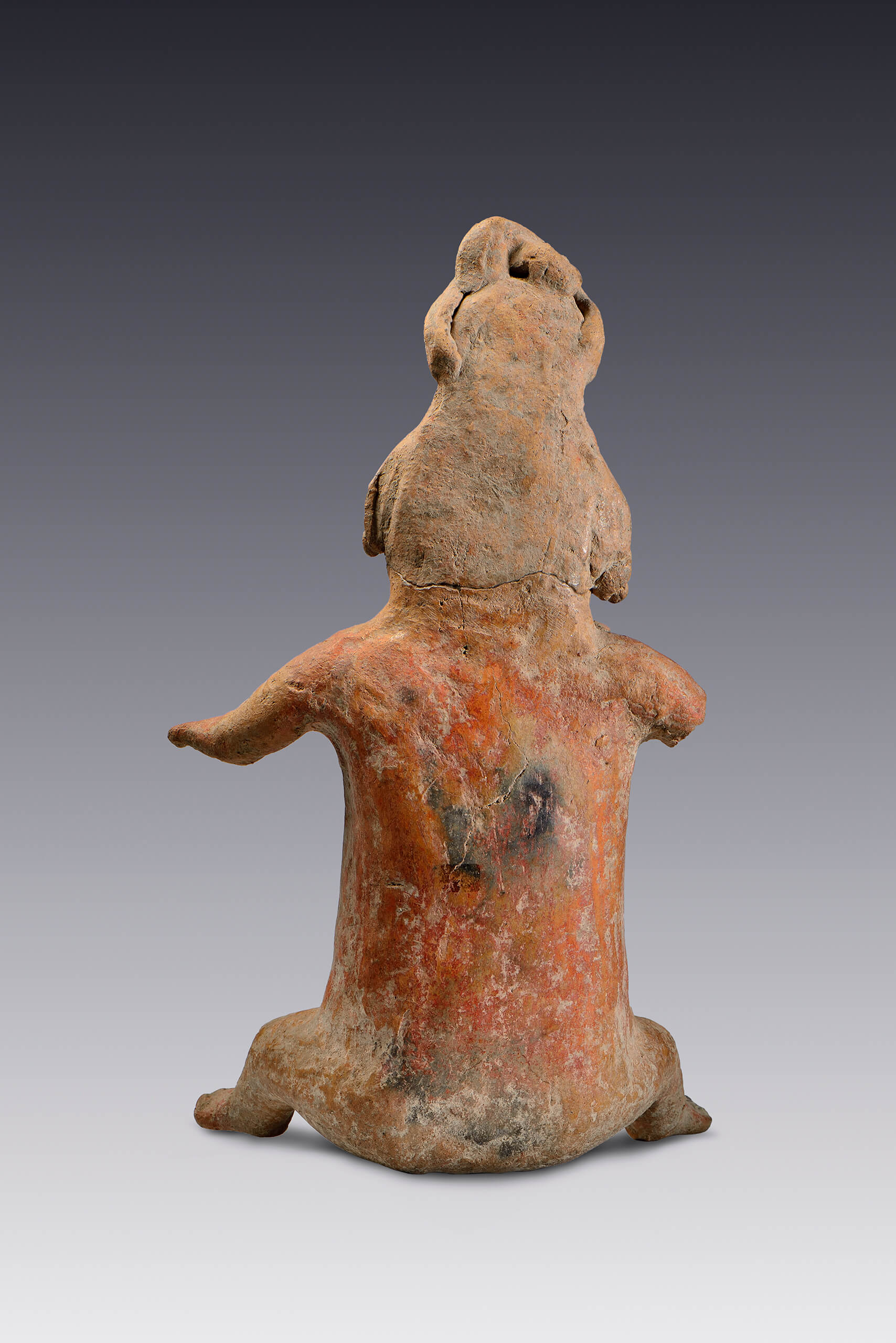 Figurilla femenina sedente con tocado  | El M&eacute;xico antiguo. Salas de Arte Prehisp&aacute;nico | Museo Amparo, Puebla
