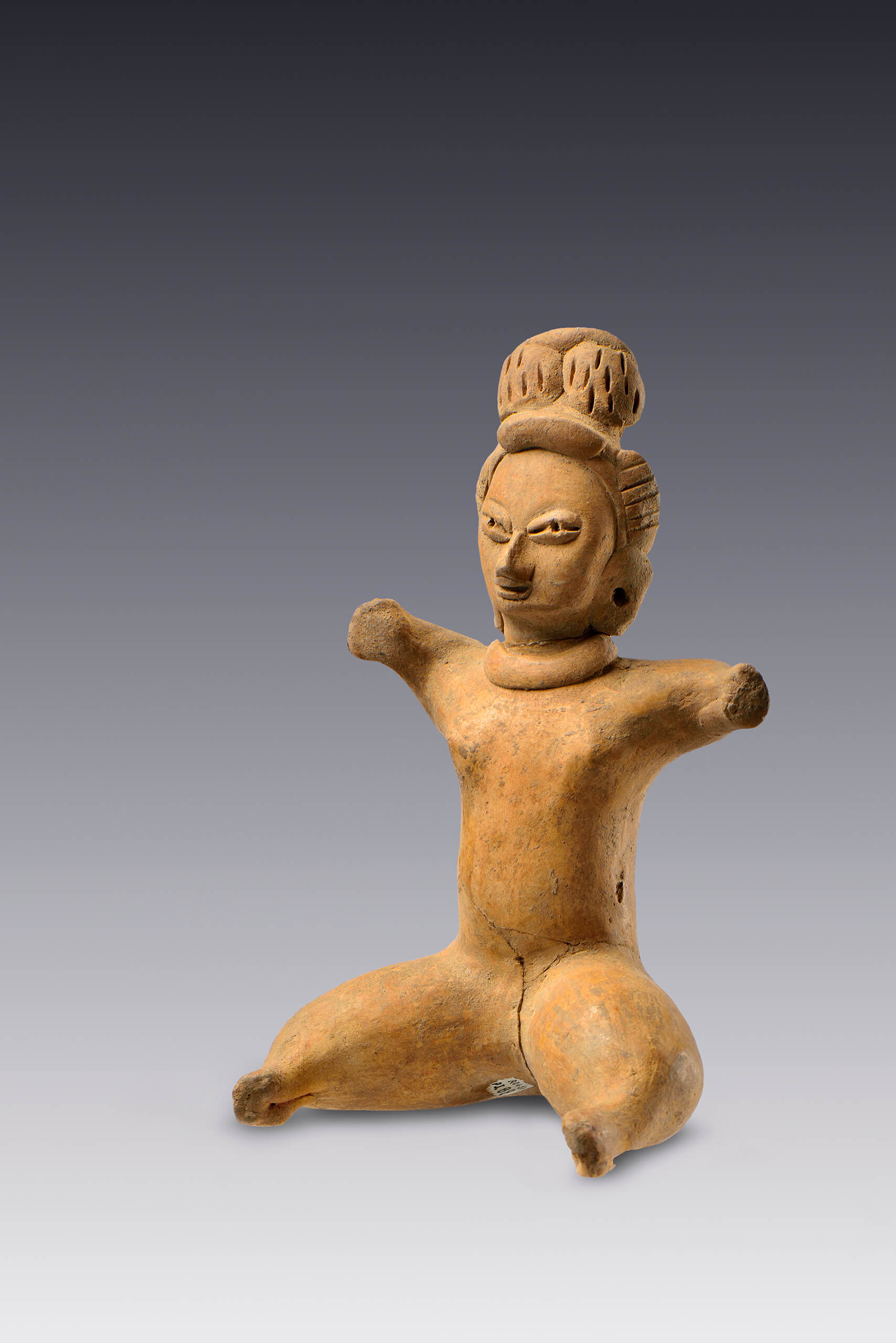 Figurilla femenina sedente | El M&eacute;xico antiguo. Salas de Arte Prehisp&aacute;nico | Museo Amparo, Puebla