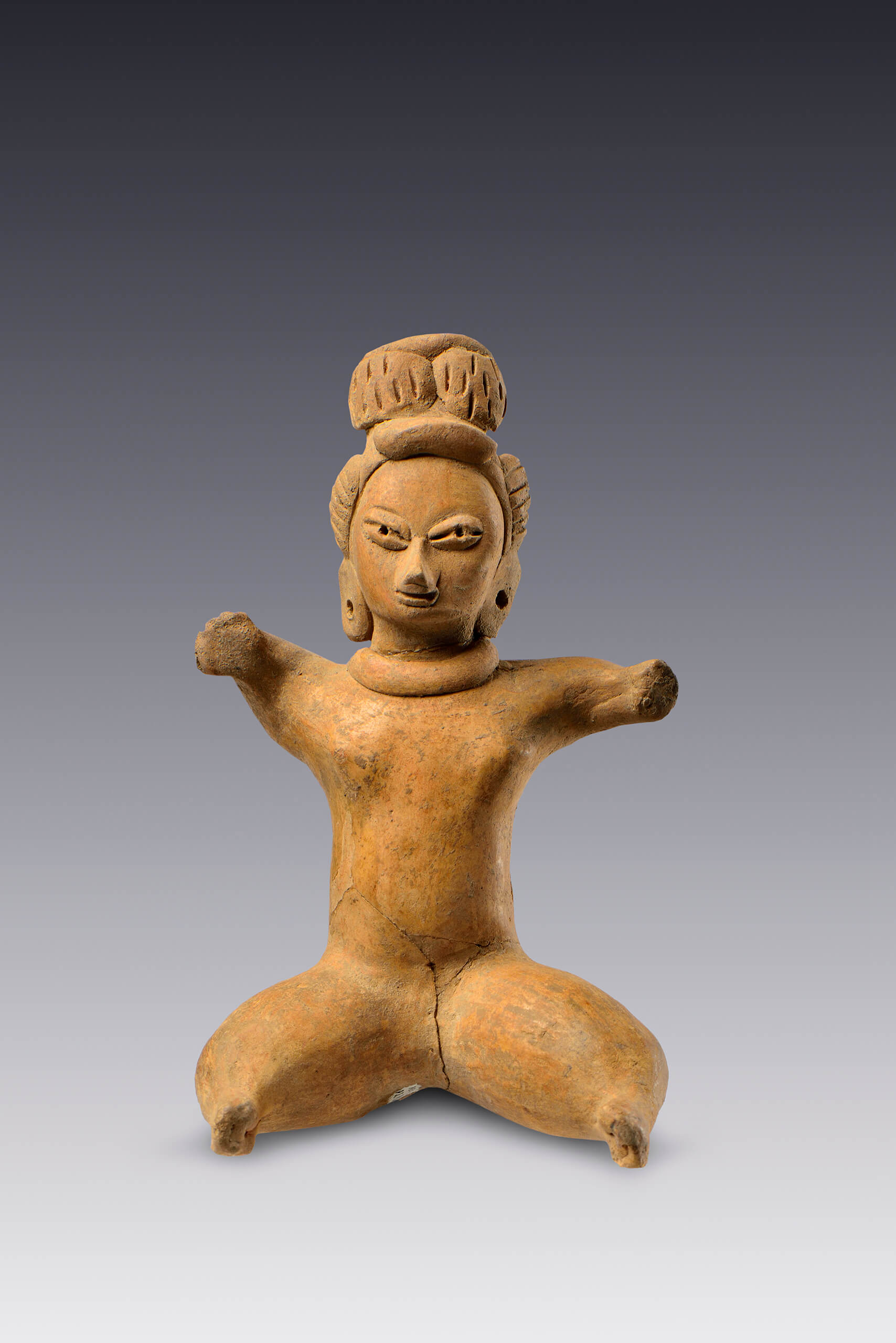 Figurilla femenina sedente | El M&eacute;xico antiguo. Salas de Arte Prehisp&aacute;nico | Museo Amparo, Puebla