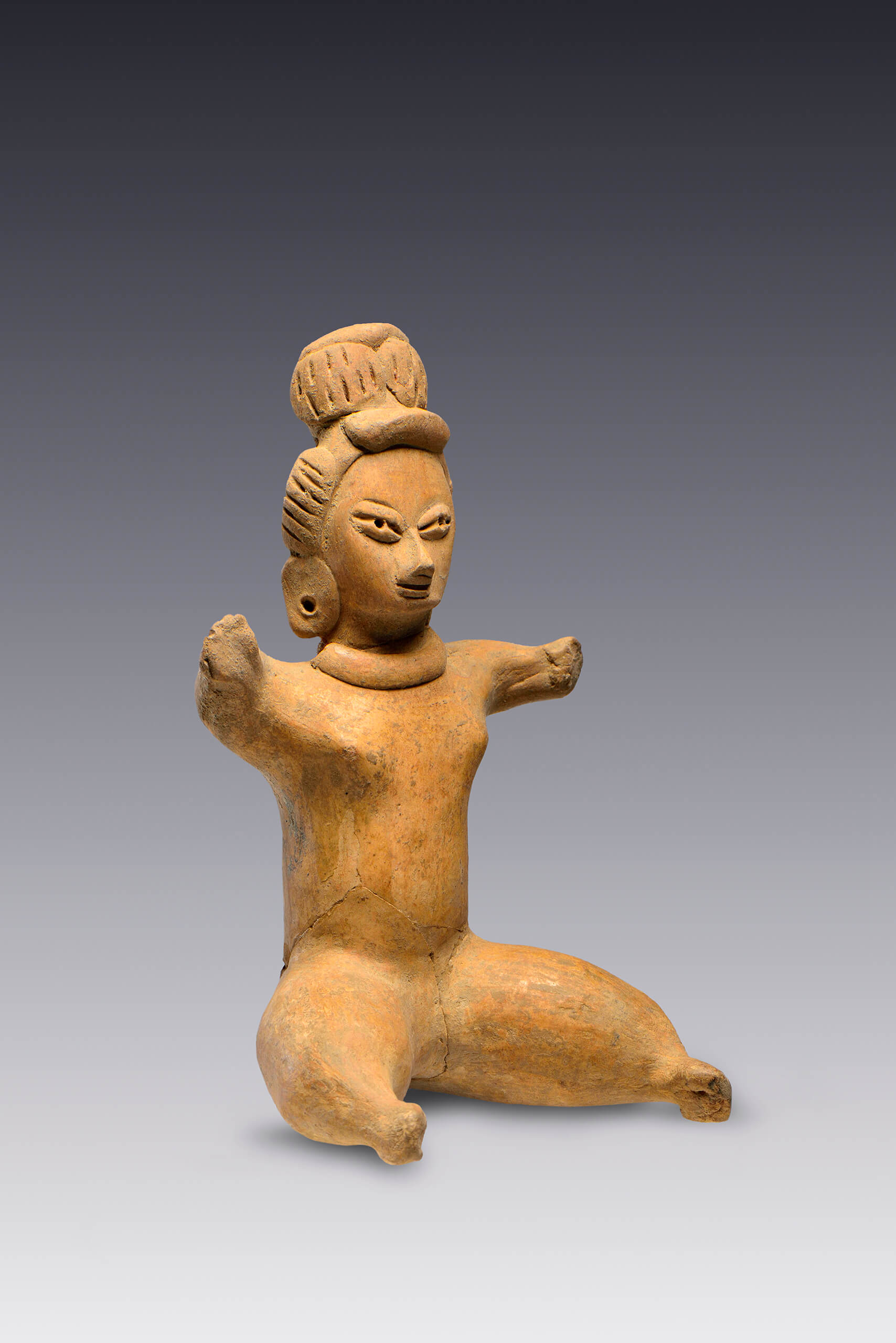 Figurilla femenina sedente | El M&eacute;xico antiguo. Salas de Arte Prehisp&aacute;nico | Museo Amparo, Puebla