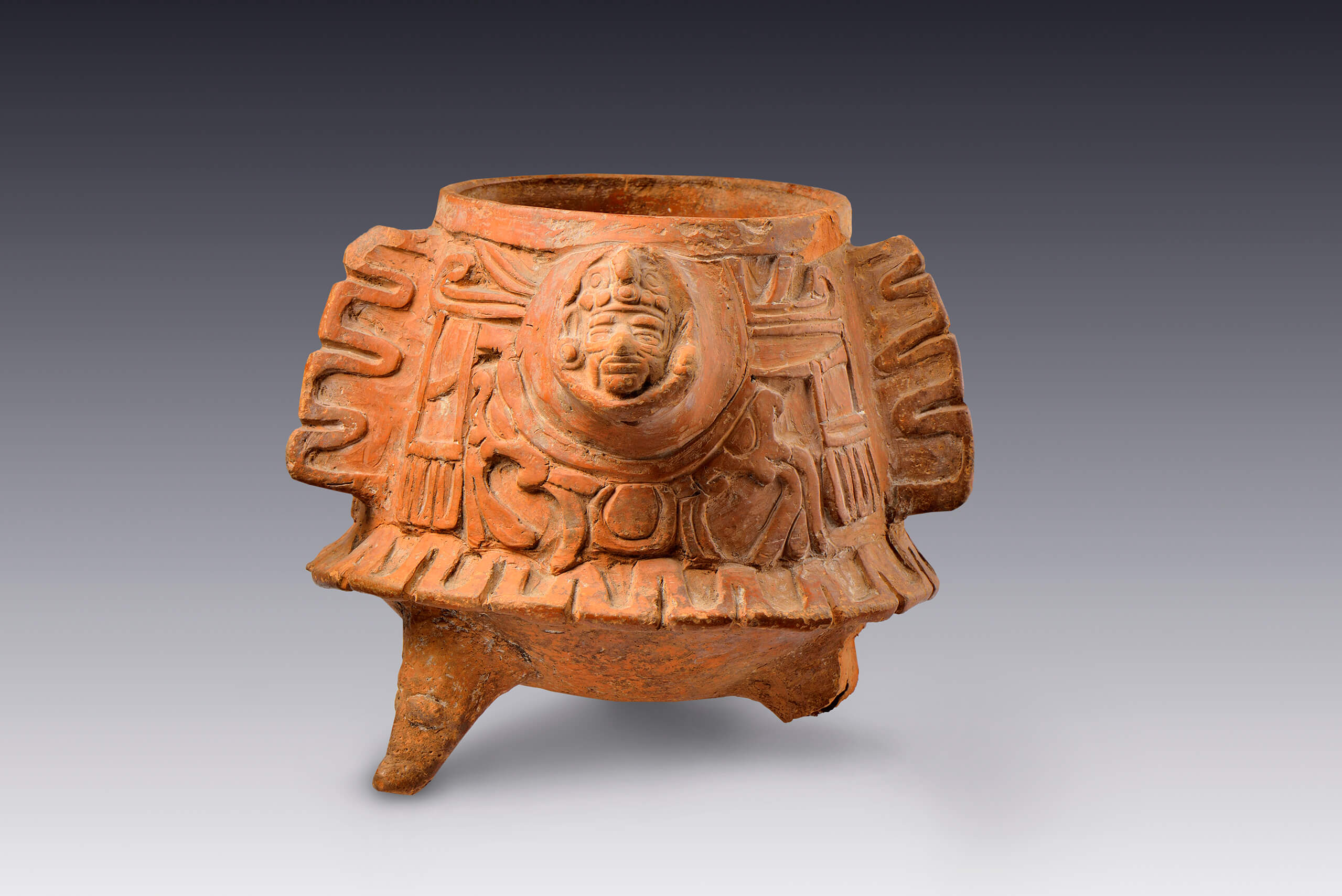 Cajete tr&iacute;pode de paredes recto-divergentes | El M&eacute;xico antiguo. Salas de Arte Prehisp&aacute;nico | Museo Amparo, Puebla