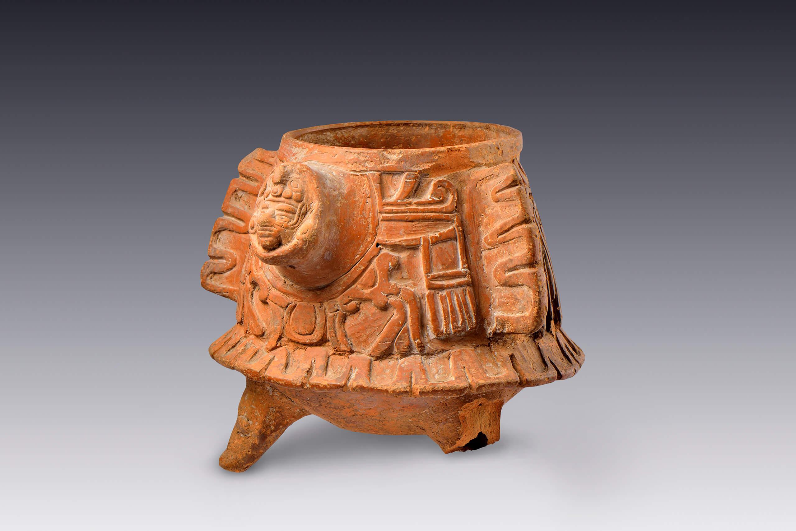Cajete tr&iacute;pode de paredes recto-divergentes | El M&eacute;xico antiguo. Salas de Arte Prehisp&aacute;nico | Museo Amparo, Puebla