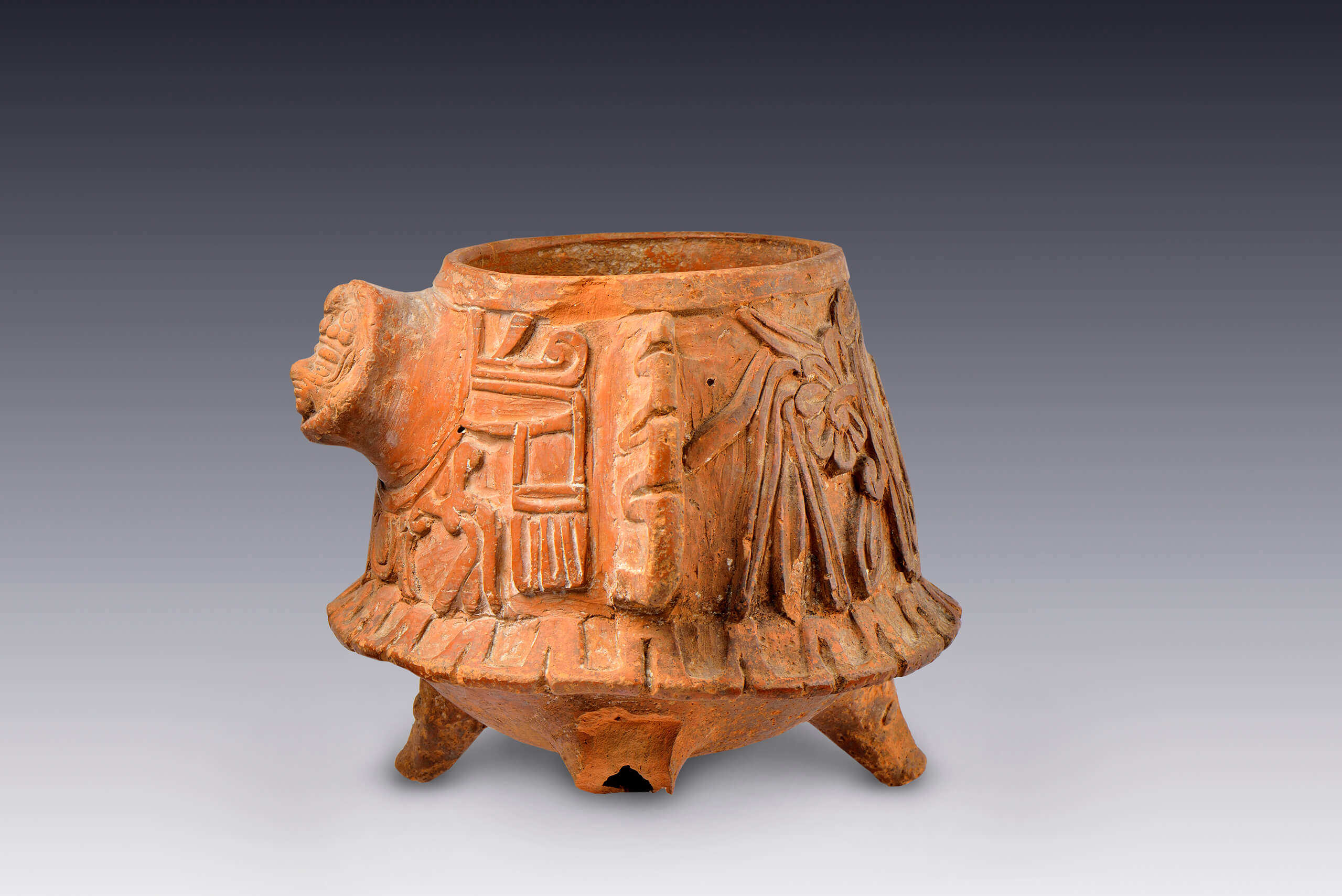 Cajete tr&iacute;pode de paredes recto-divergentes | El M&eacute;xico antiguo. Salas de Arte Prehisp&aacute;nico | Museo Amparo, Puebla