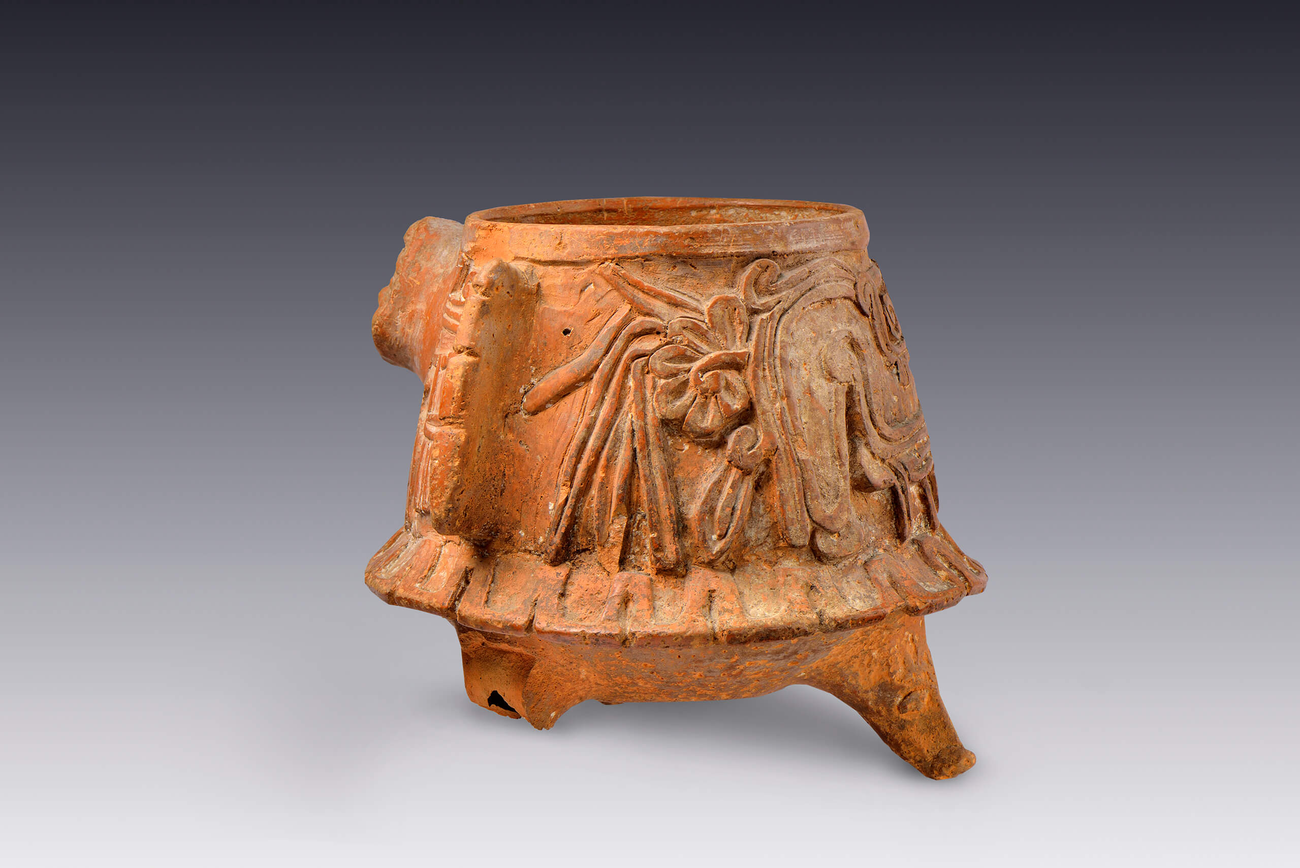 Cajete tr&iacute;pode de paredes recto-divergentes | El M&eacute;xico antiguo. Salas de Arte Prehisp&aacute;nico | Museo Amparo, Puebla