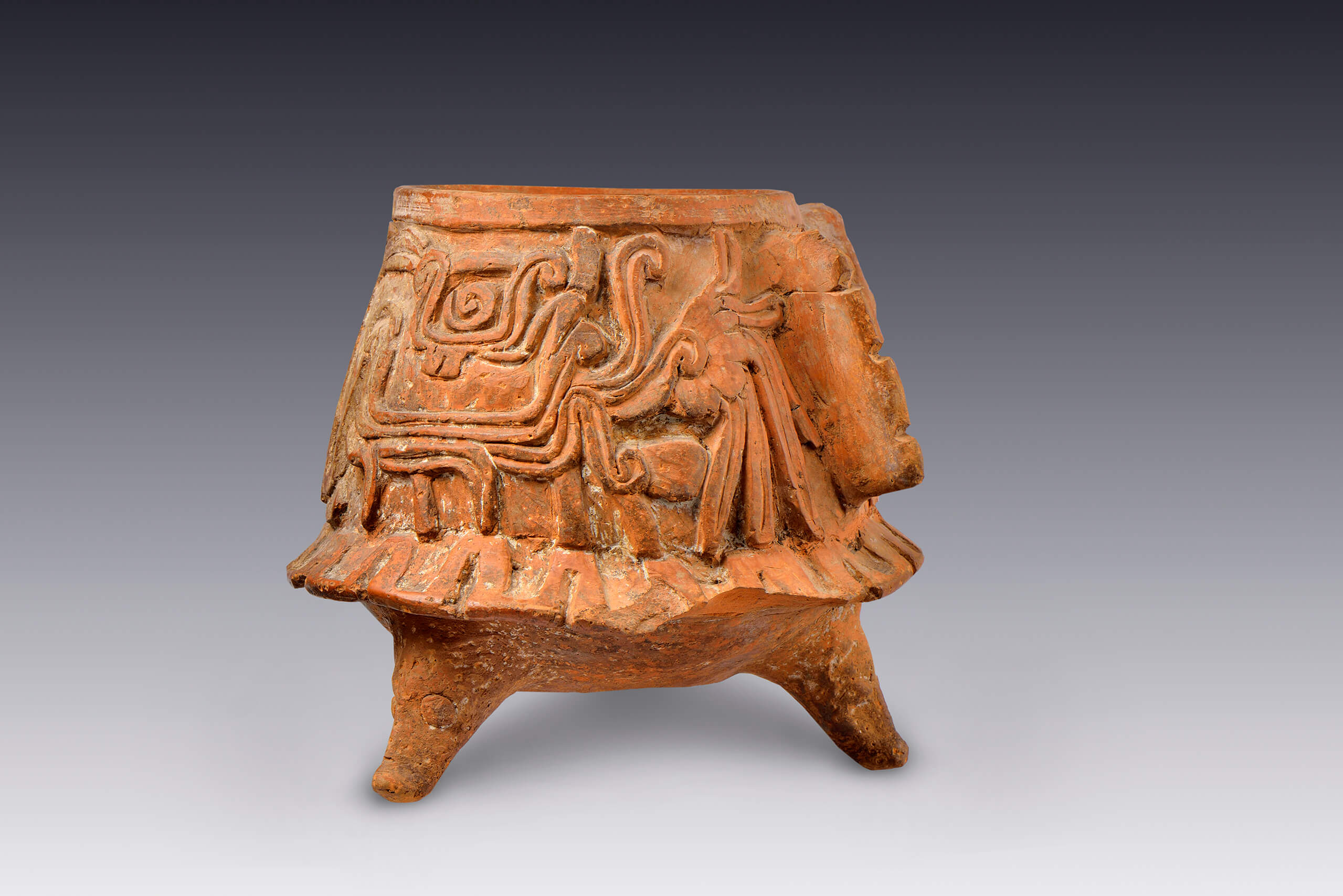 Cajete tr&iacute;pode de paredes recto-divergentes | El M&eacute;xico antiguo. Salas de Arte Prehisp&aacute;nico | Museo Amparo, Puebla