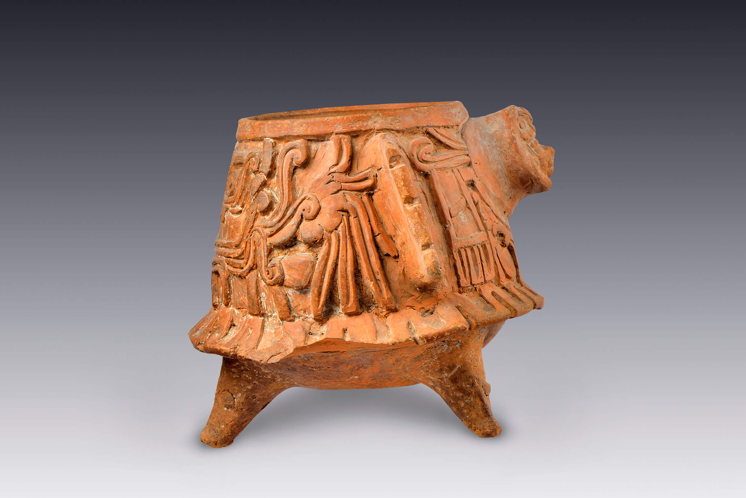 Cajete tr&iacute;pode de paredes recto-divergentes | El M&eacute;xico antiguo. Salas de Arte Prehisp&aacute;nico | Museo Amparo, Puebla