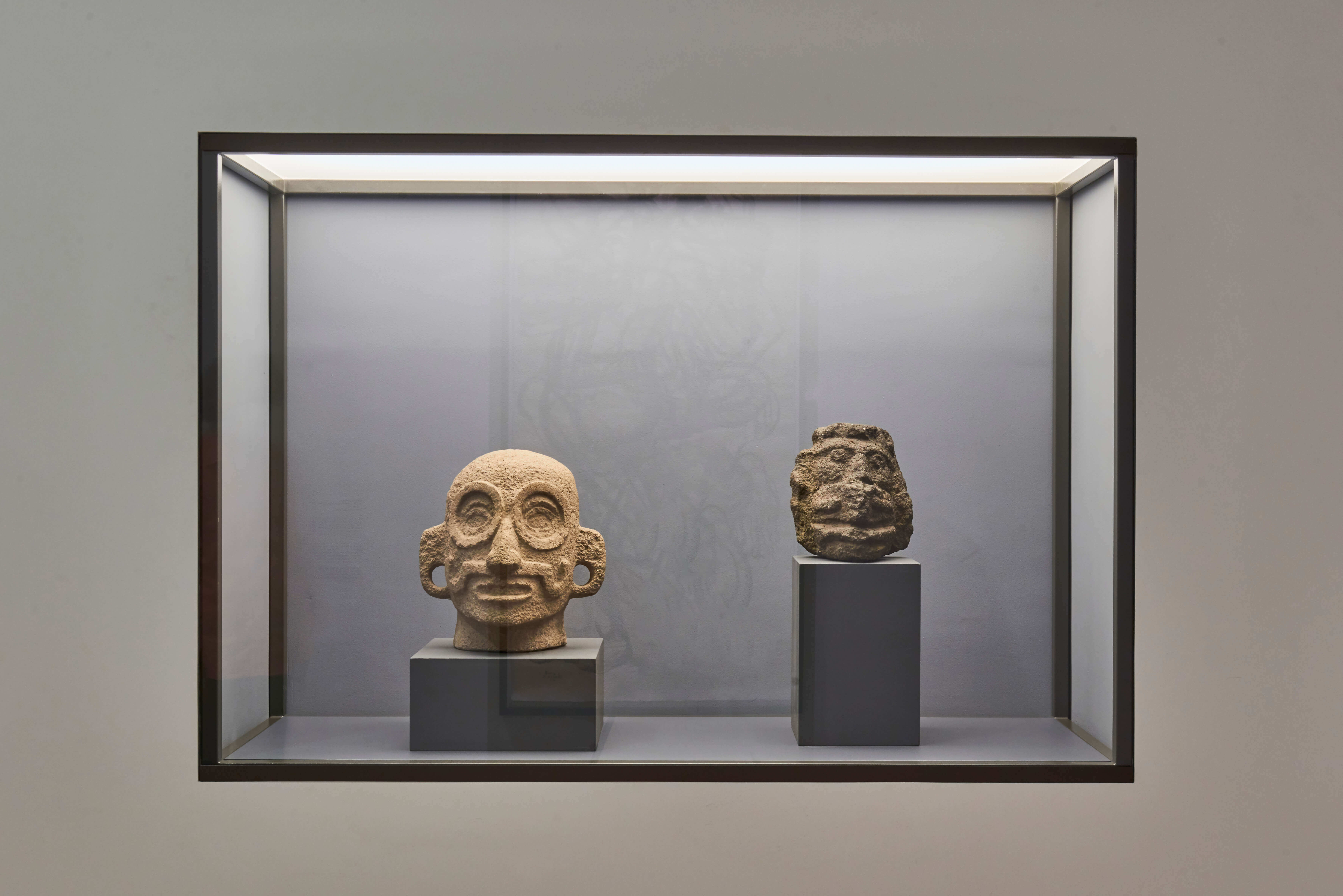 Nicho Cabeza con rostro de Tláloc y de Ehécatl | El tiempo en las cosas. Salas de Arte Contemporáneo | Museo Amparo, Puebla