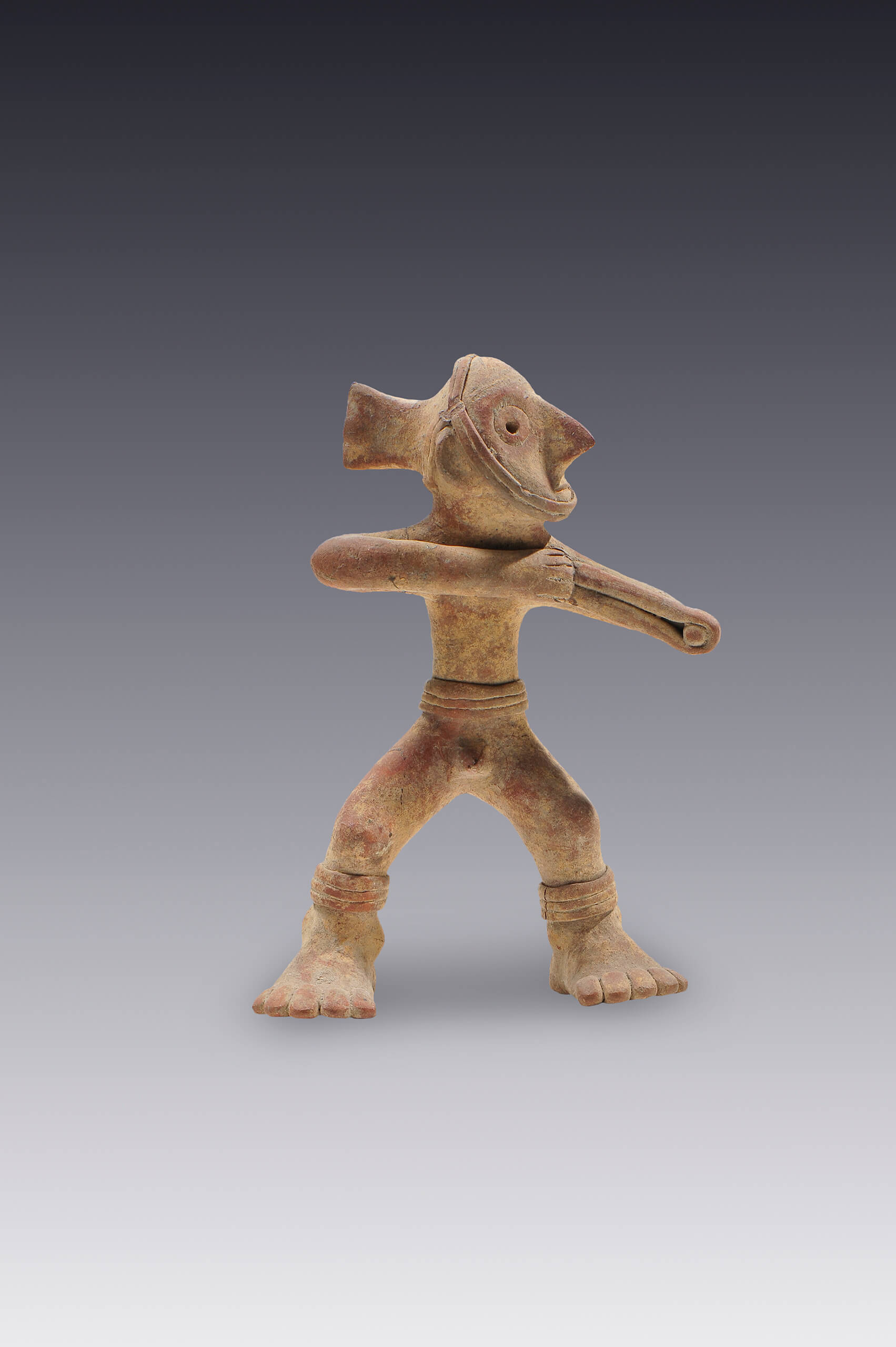 Silbato con figura de hombre que lanza con una honda | El México antiguo. Salas de Arte Prehispánico | Museo Amparo, Puebla