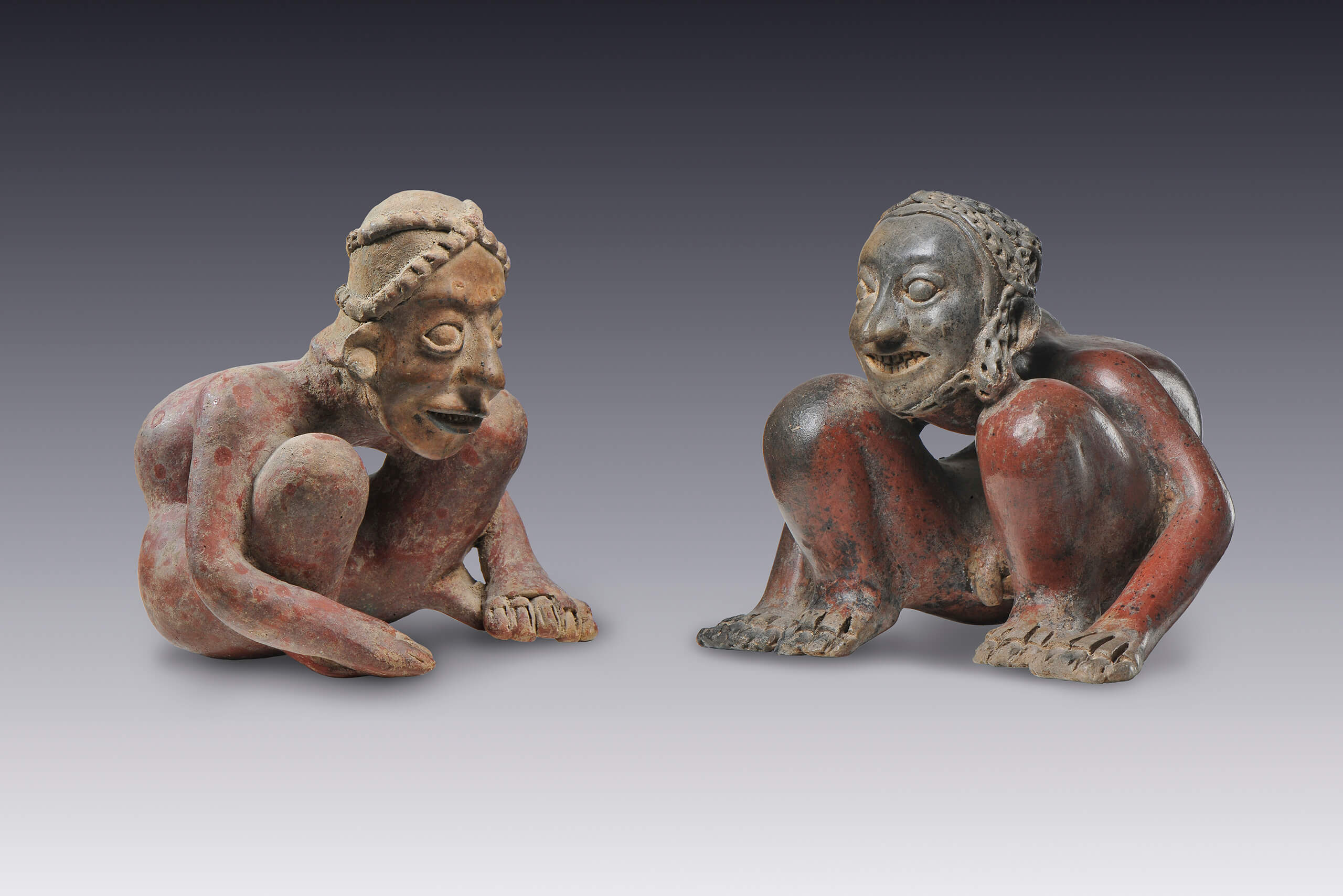 Personajes jorobados, sentados en cuclillas | El México antiguo. Salas de Arte Prehispánico | Museo Amparo, Puebla