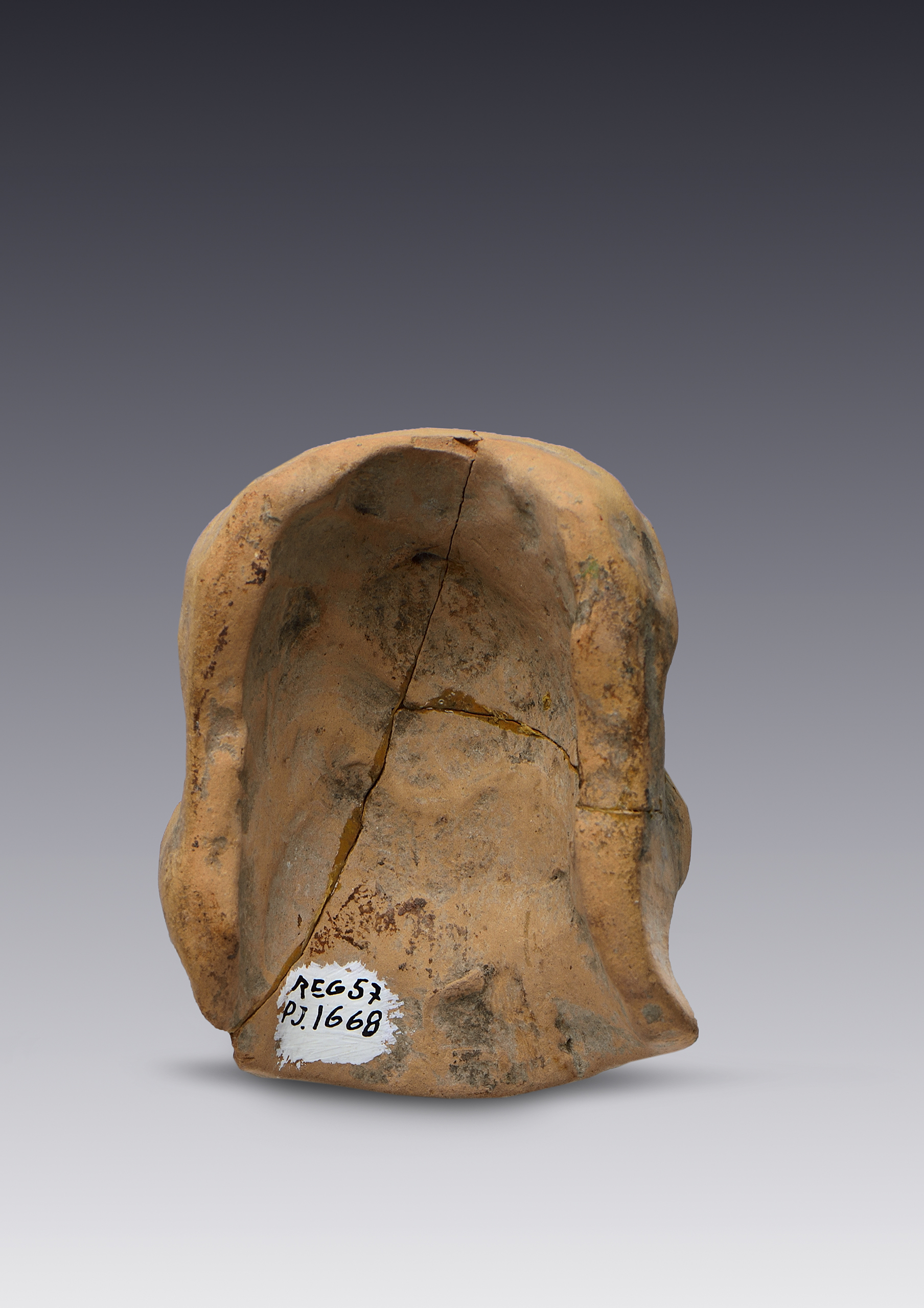 Cabeza de figurilla con tocado | El México antiguo. Salas de Arte Prehispánico | Museo Amparo, Puebla