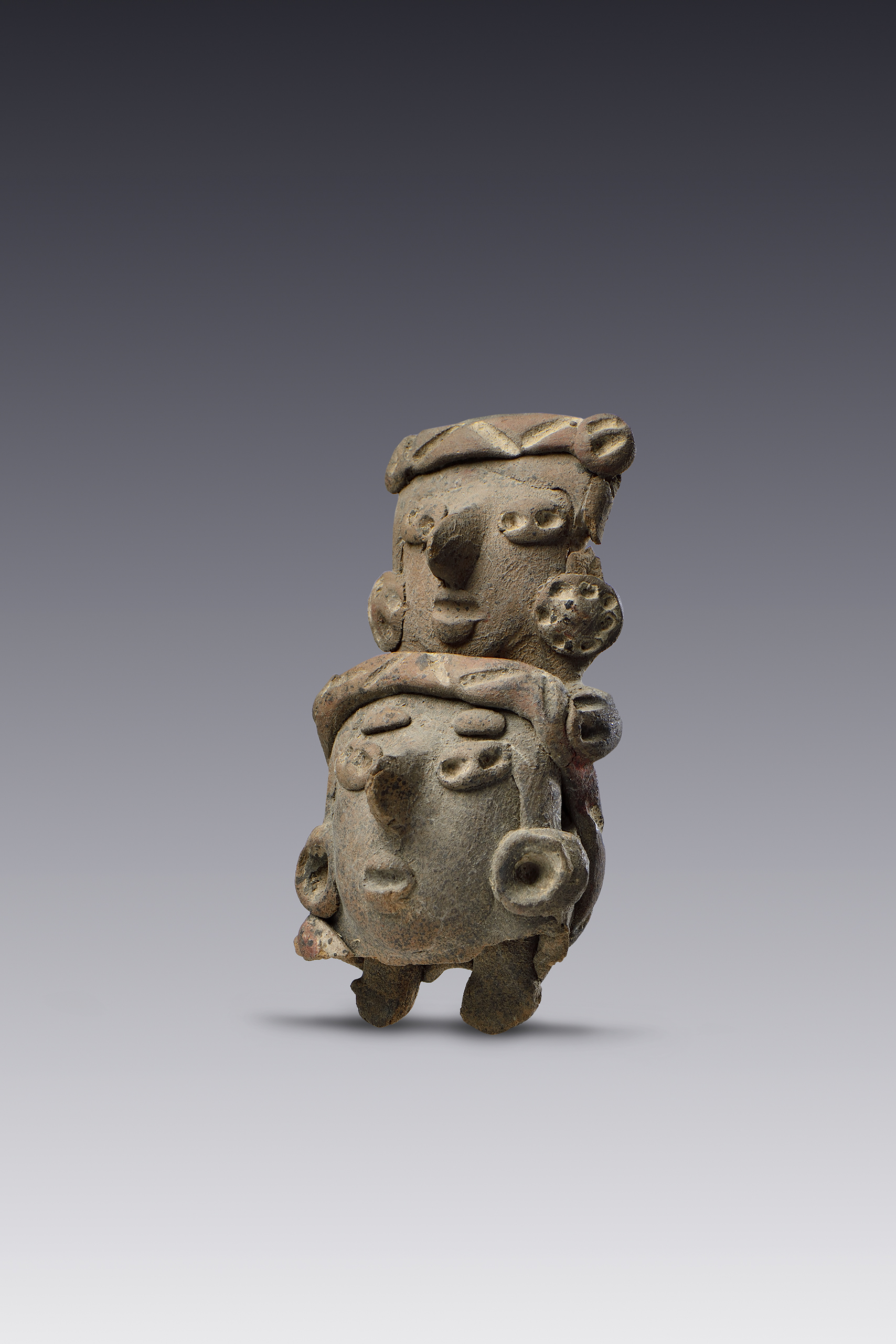 Mujer cargando a niña con un mecapal | El México antiguo. Salas de Arte Prehispánico | Museo Amparo, Puebla
