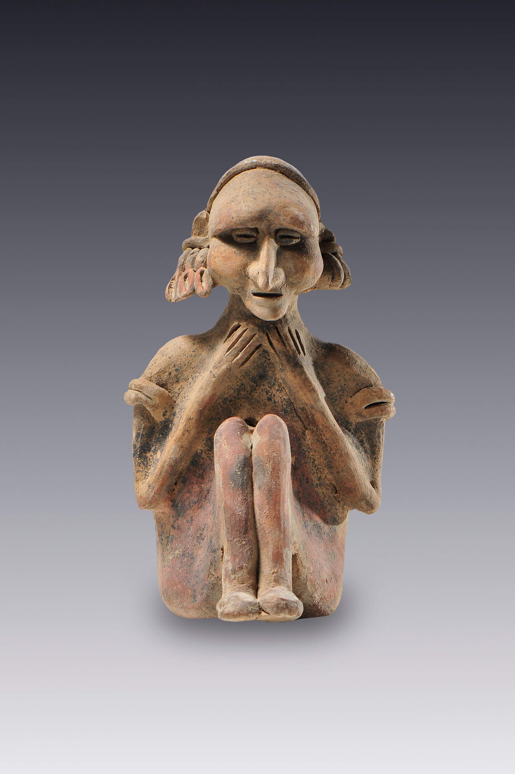 Hombre con brazos y piernas flexionados, en estado de congoja o veneración funeral | El México antiguo. Salas de Arte Prehispánico | Museo Amparo, Puebla