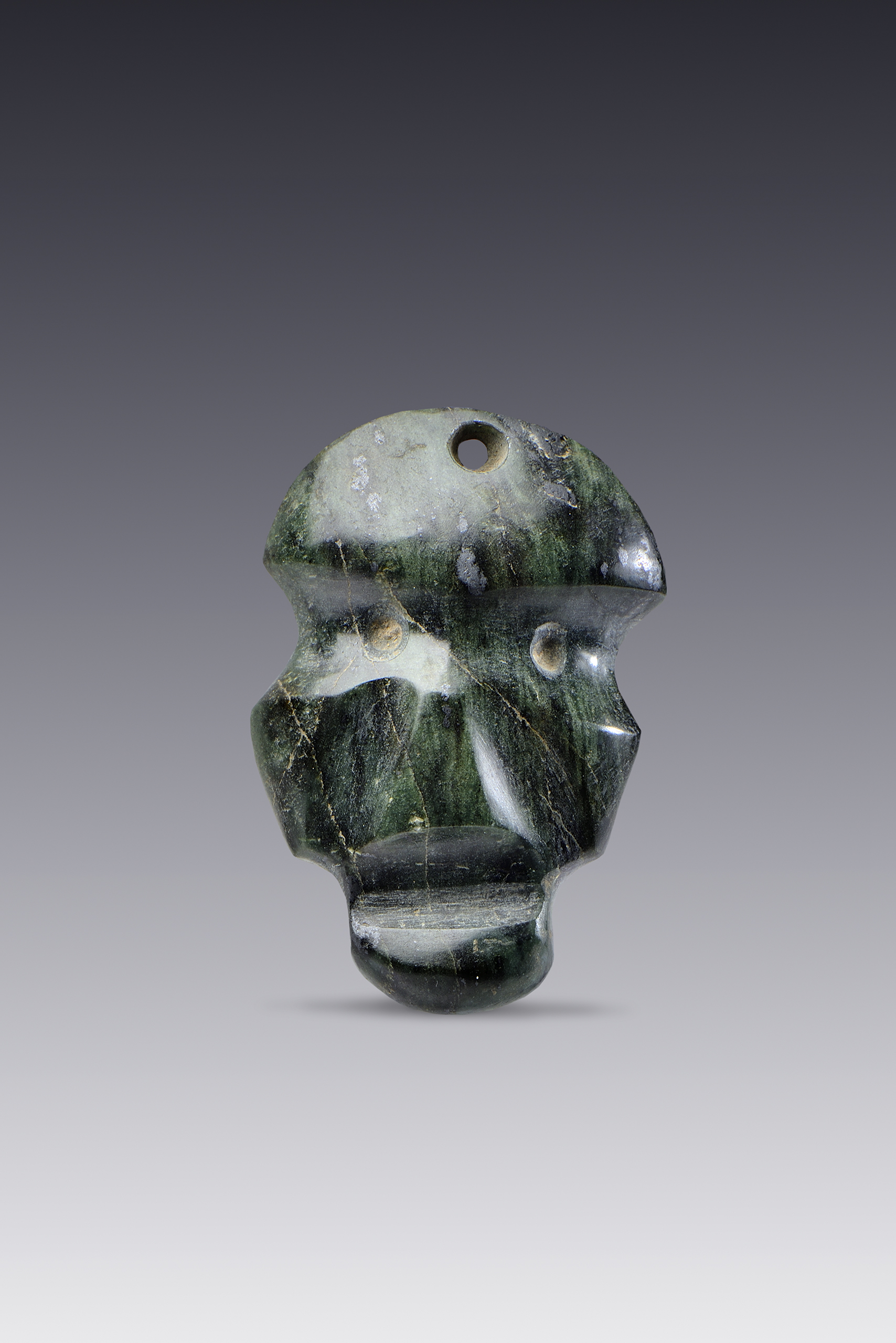 Pendiente Mezcala antropomorfo de piedra verde | El México antiguo. Salas de Arte Prehispánico | Museo Amparo, Puebla