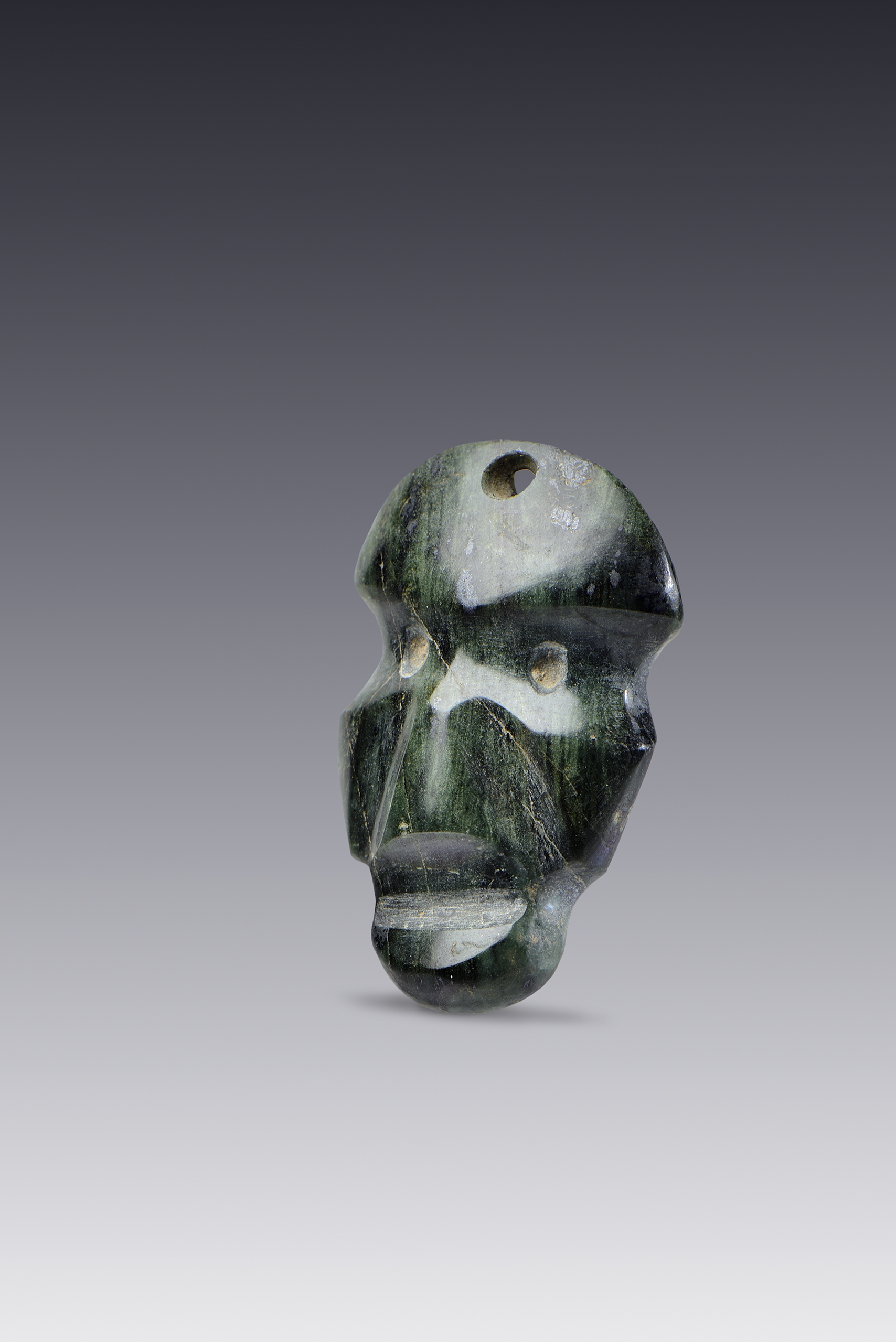 Pendiente Mezcala antropomorfo de piedra verde | El México antiguo. Salas de Arte Prehispánico | Museo Amparo, Puebla