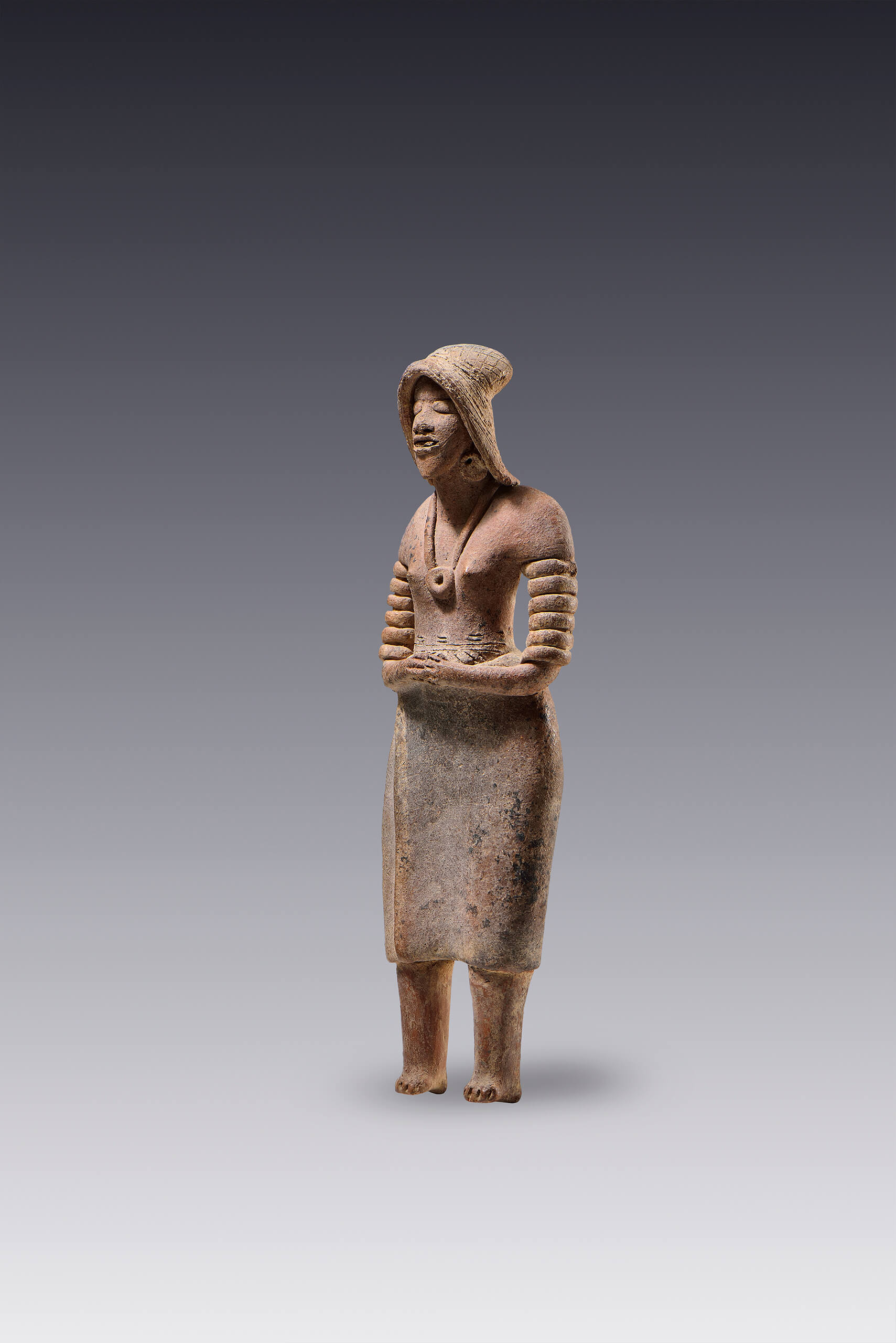 Mujer con actitud solemne | El México antiguo. Salas de Arte Prehispánico | Museo Amparo, Puebla