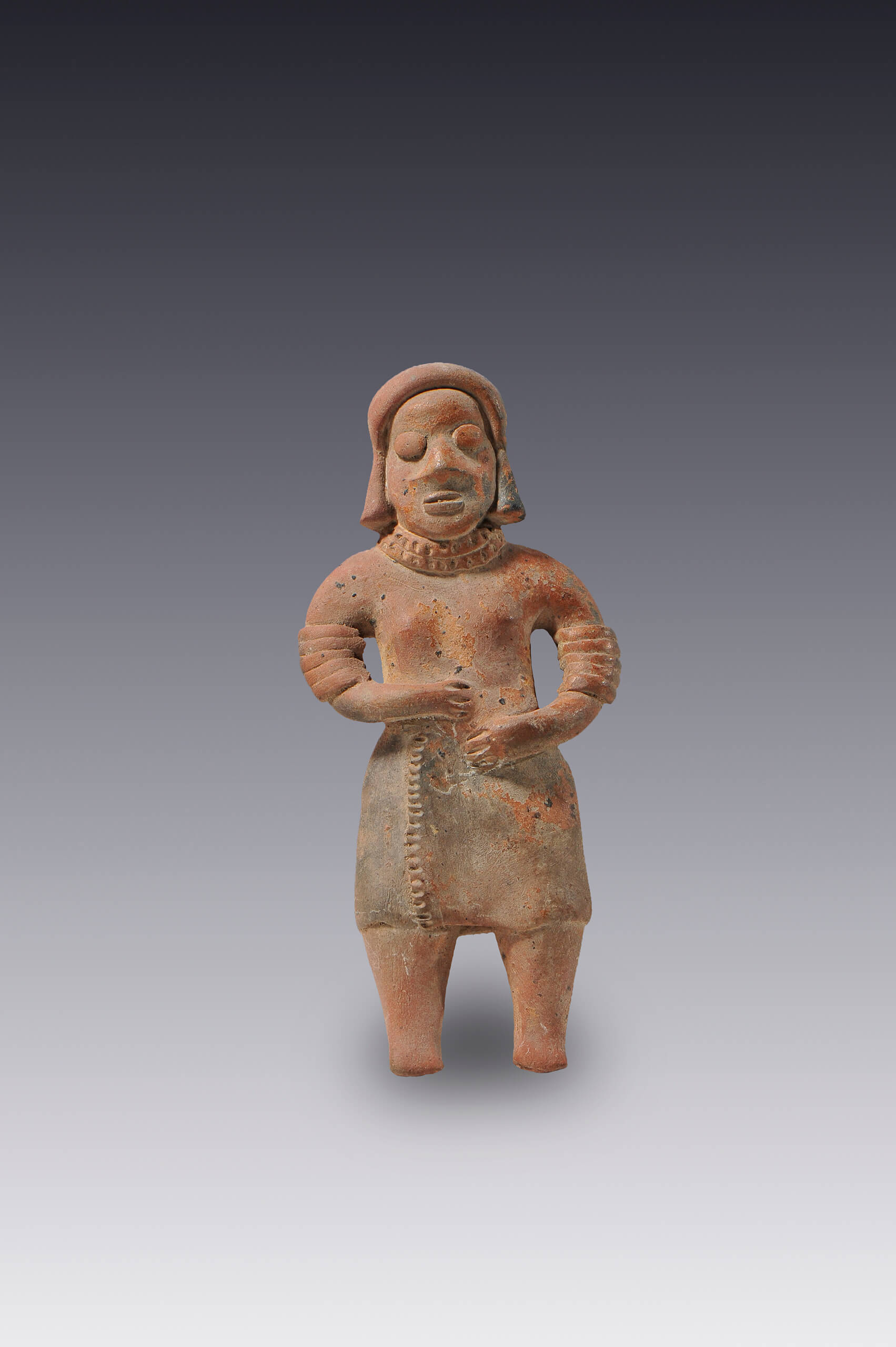 Mujer que viste un enredo decorado | El México antiguo. Salas de Arte Prehispánico | Museo Amparo, Puebla