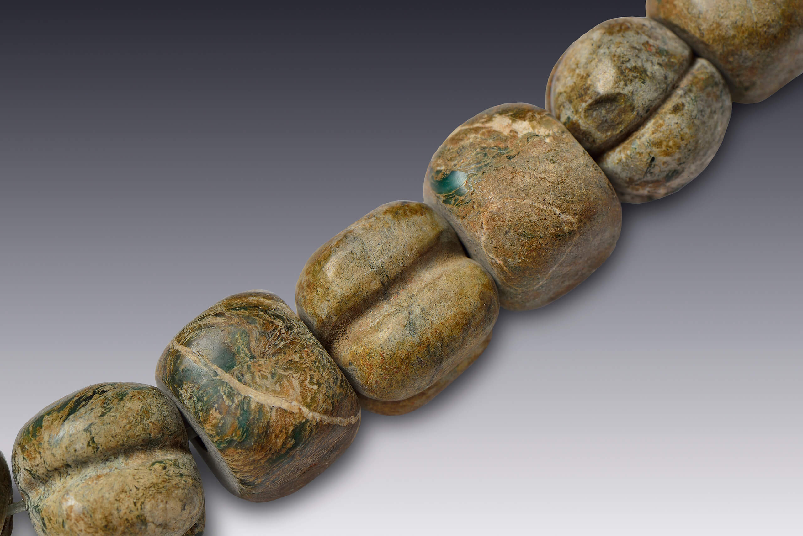 Collar con diferentes tipos de cuentas semiesféricas | El México antiguo. Salas de Arte Prehispánico | Museo Amparo, Puebla