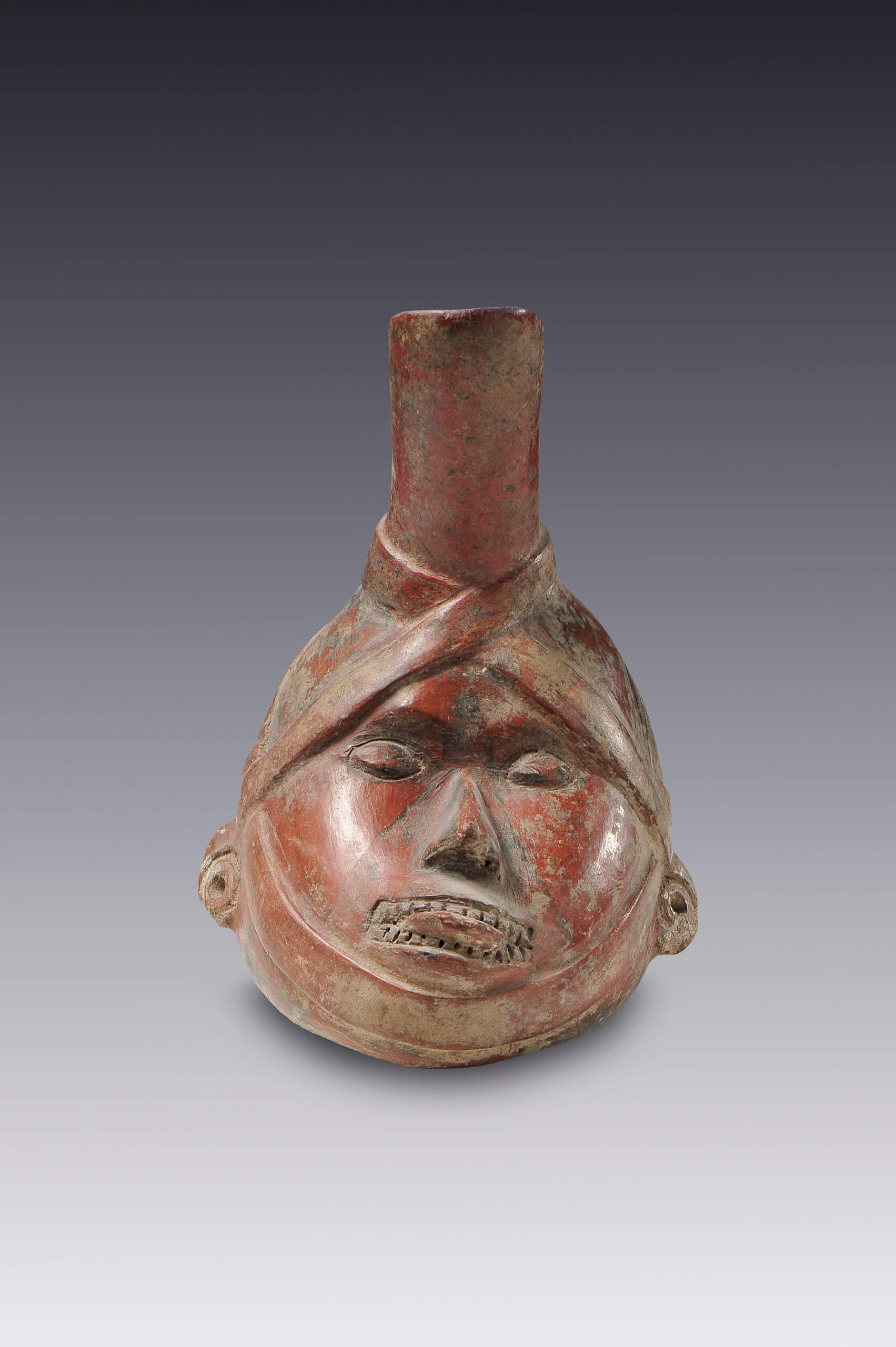 Cántaro con forma de cabeza-trofeo | El México antiguo. Salas de Arte Prehispánico | Museo Amparo, Puebla