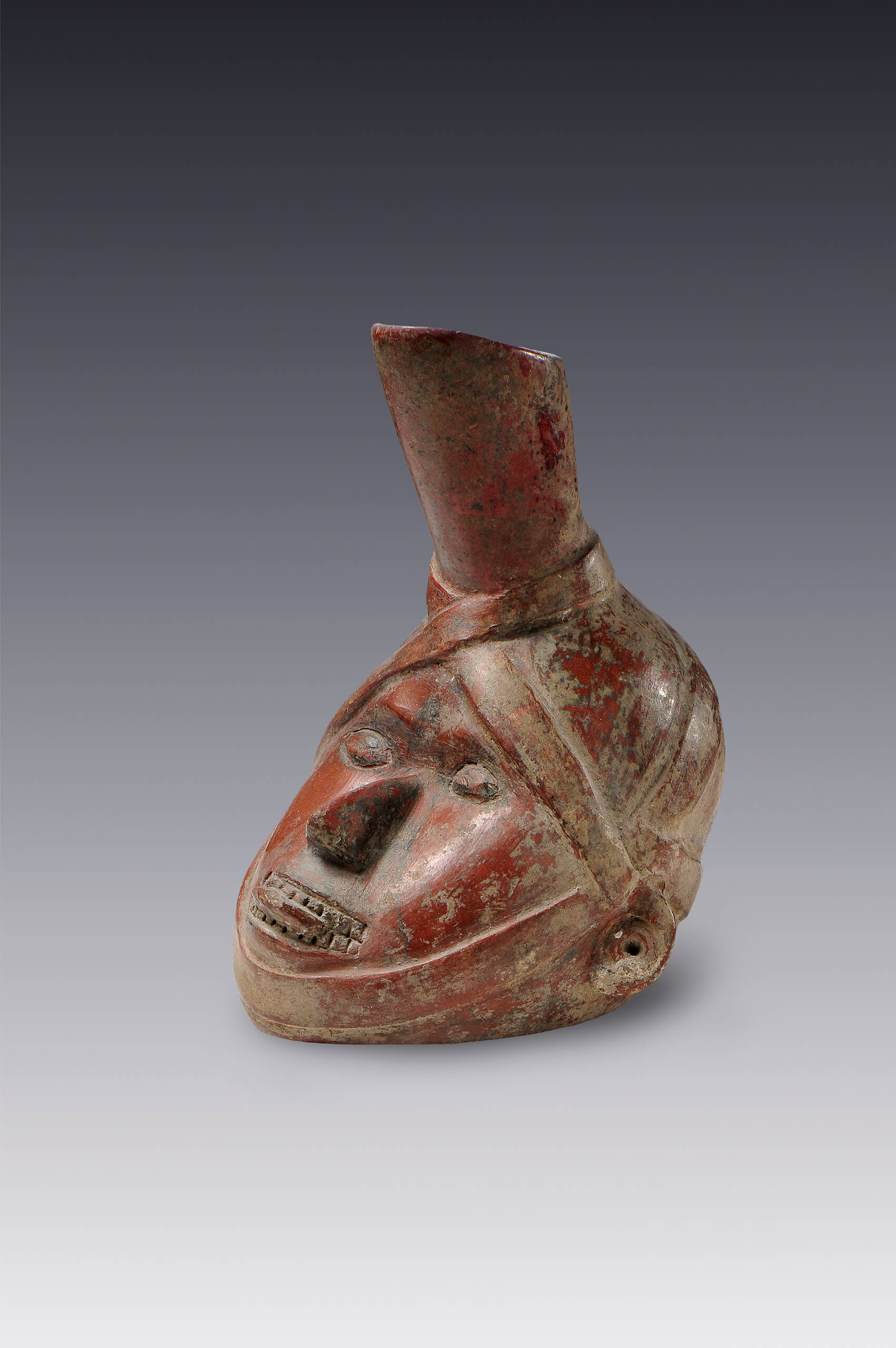 Cántaro con forma de cabeza-trofeo | El México antiguo. Salas de Arte Prehispánico | Museo Amparo, Puebla