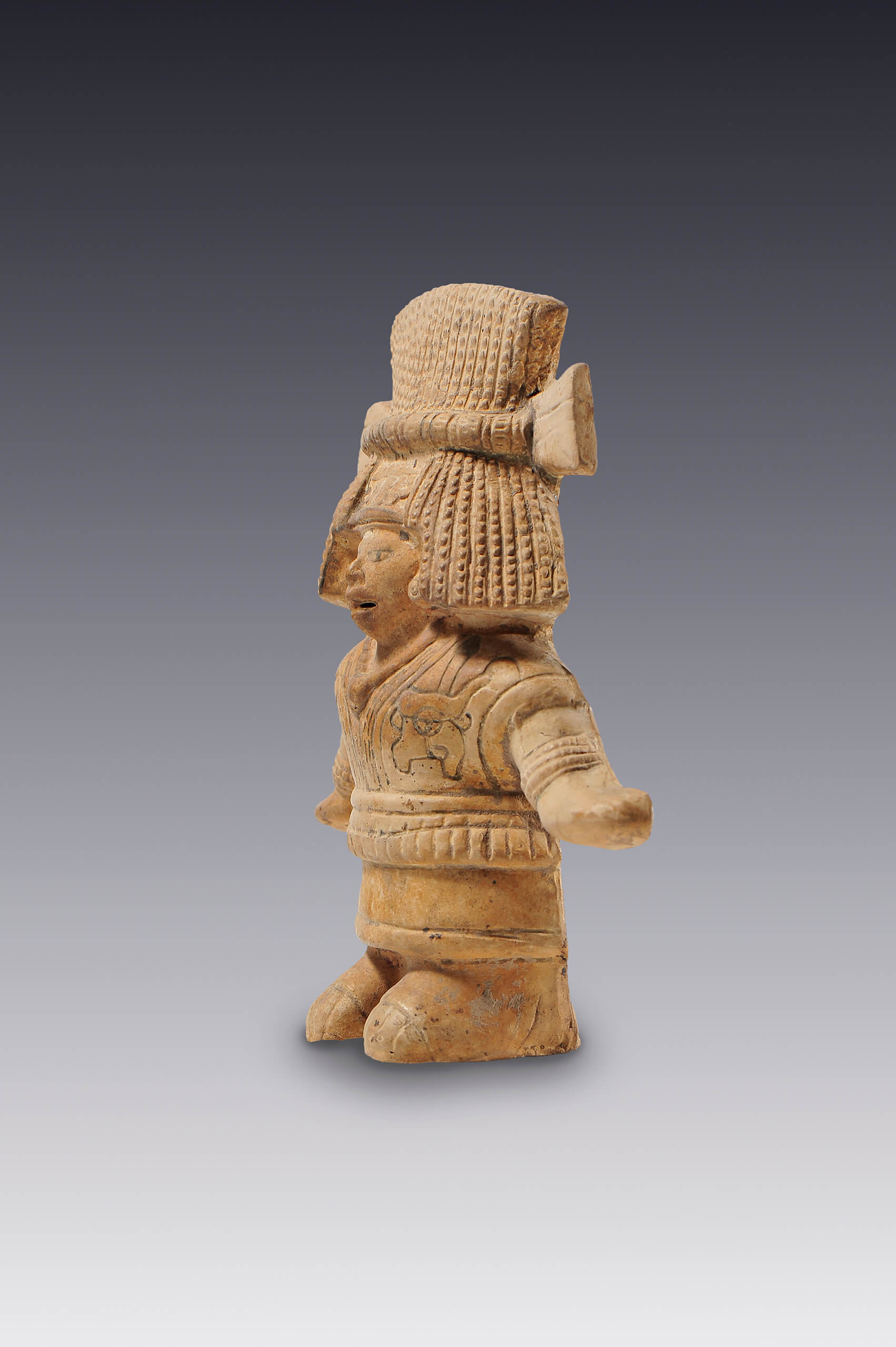 Figura antropomorfa con gran tocado | El México antiguo. Salas de Arte Prehispánico | Museo Amparo, Puebla